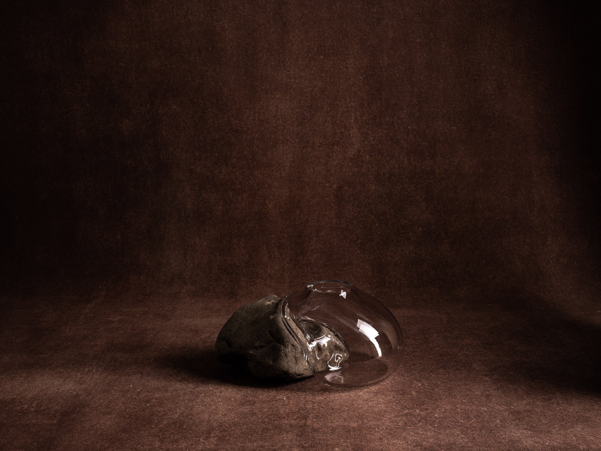 Vase‑sculpture "Rune" de Lætitia Jacquetton, France (2021)..Sculpture‑vase "Rune" by Lætitia Jacquetton, France (2021)