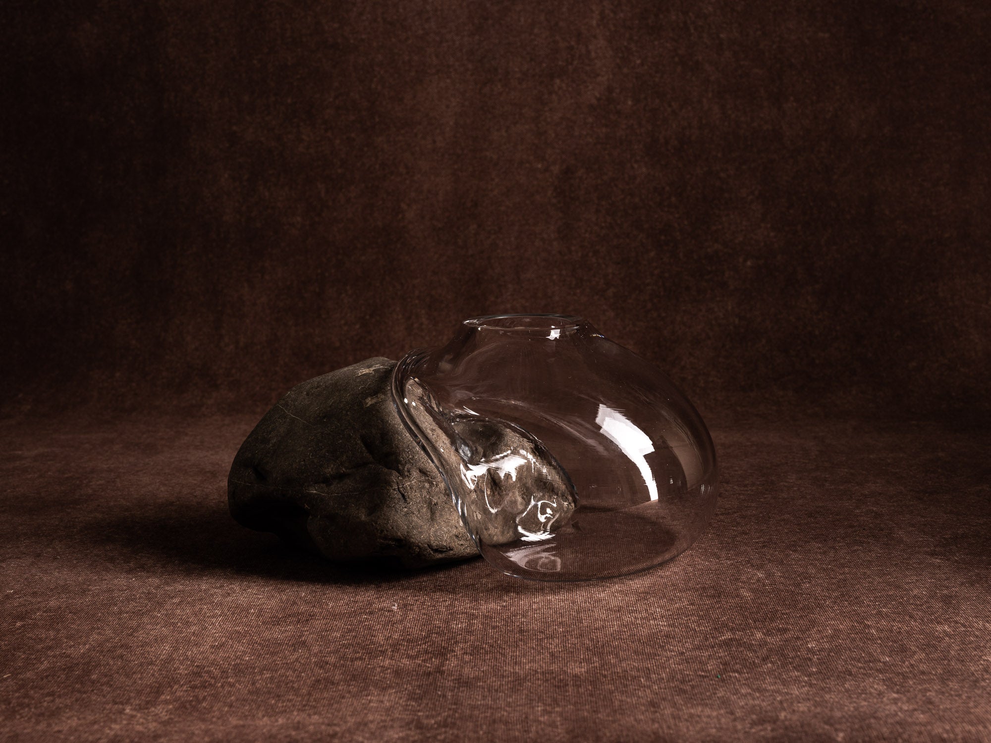 Vase‑sculpture "Rune" de Lætitia Jacquetton, France (2021)..Sculpture‑vase "Rune" by Lætitia Jacquetton, France (2021)