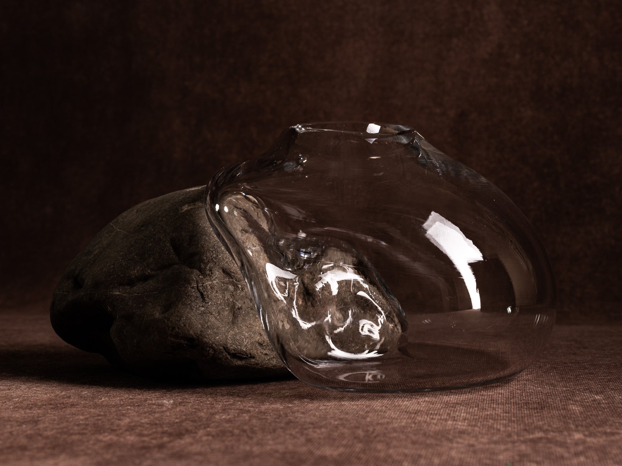Vase‑sculpture "Rune" de Lætitia Jacquetton, France (2021)..Sculpture‑vase "Rune" by Lætitia Jacquetton, France (2021)