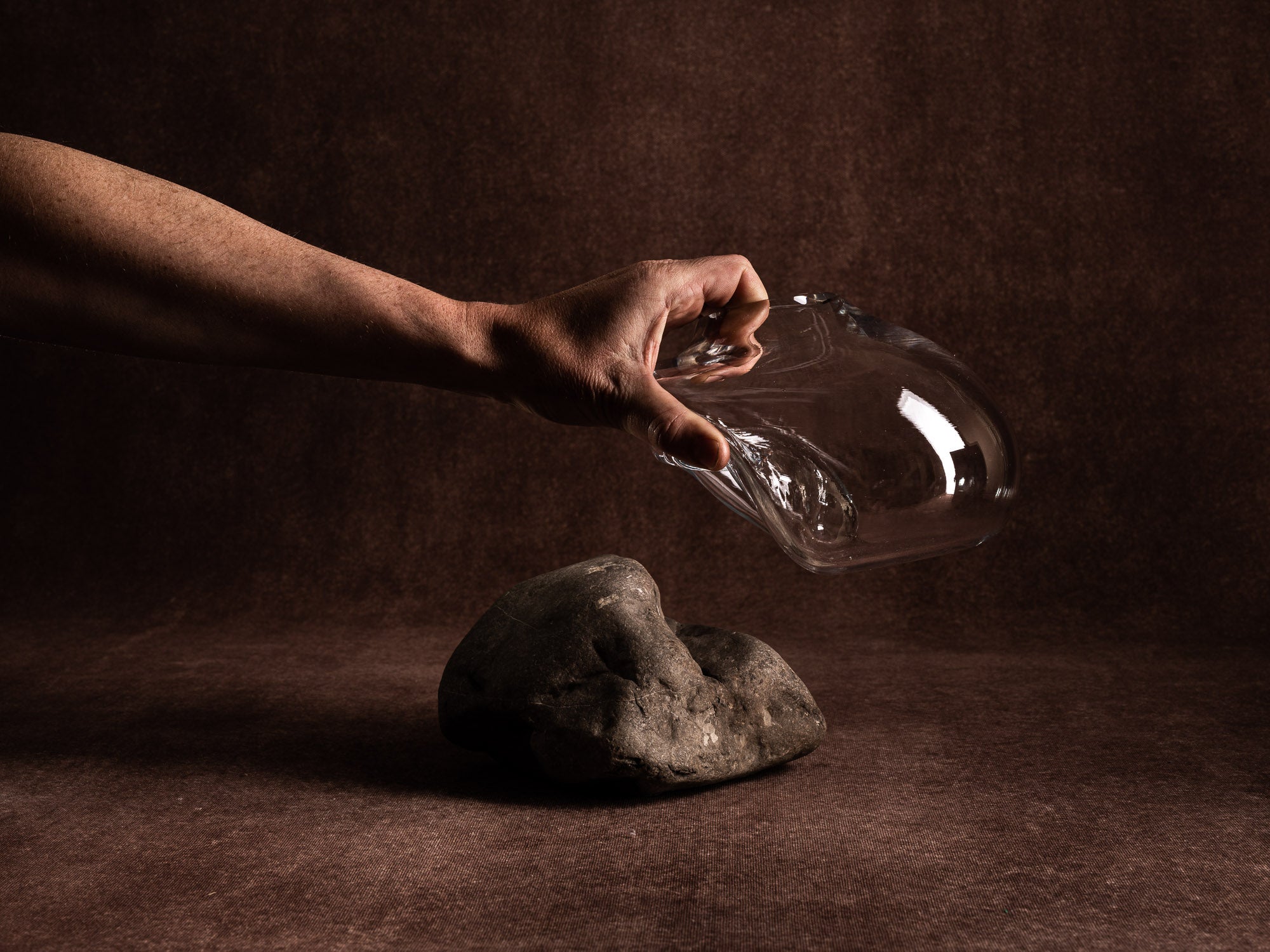Vase‑sculpture "Rune" de Lætitia Jacquetton, France (2021)..Sculpture‑vase "Rune" by Lætitia Jacquetton, France (2021)