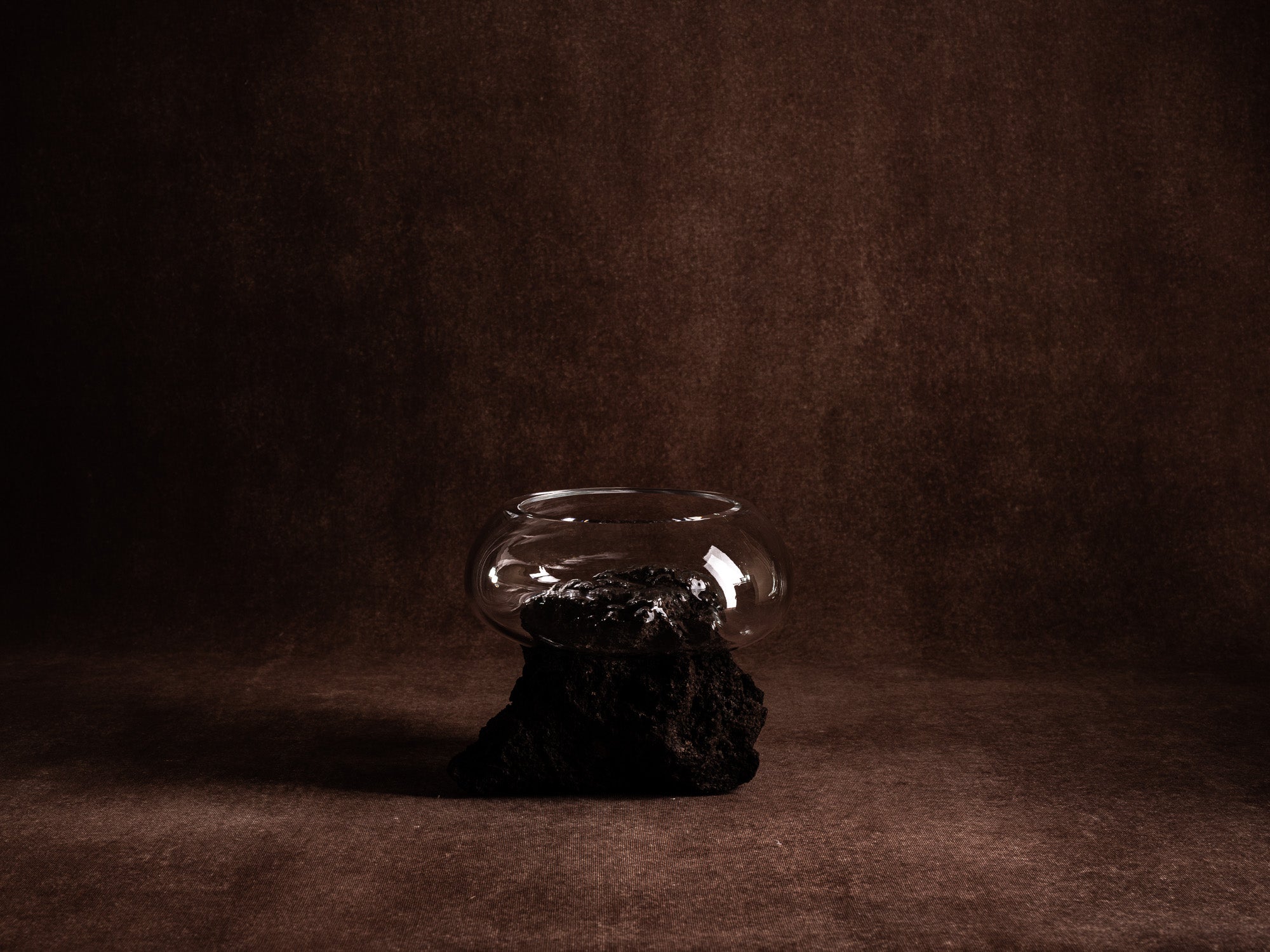 Coupe‑sculpture "Etna" de Lætitia Jacquetton, France (2021)..Sculpture‑bowl "Etna" by Lætitia Jacquetton, France (2021)