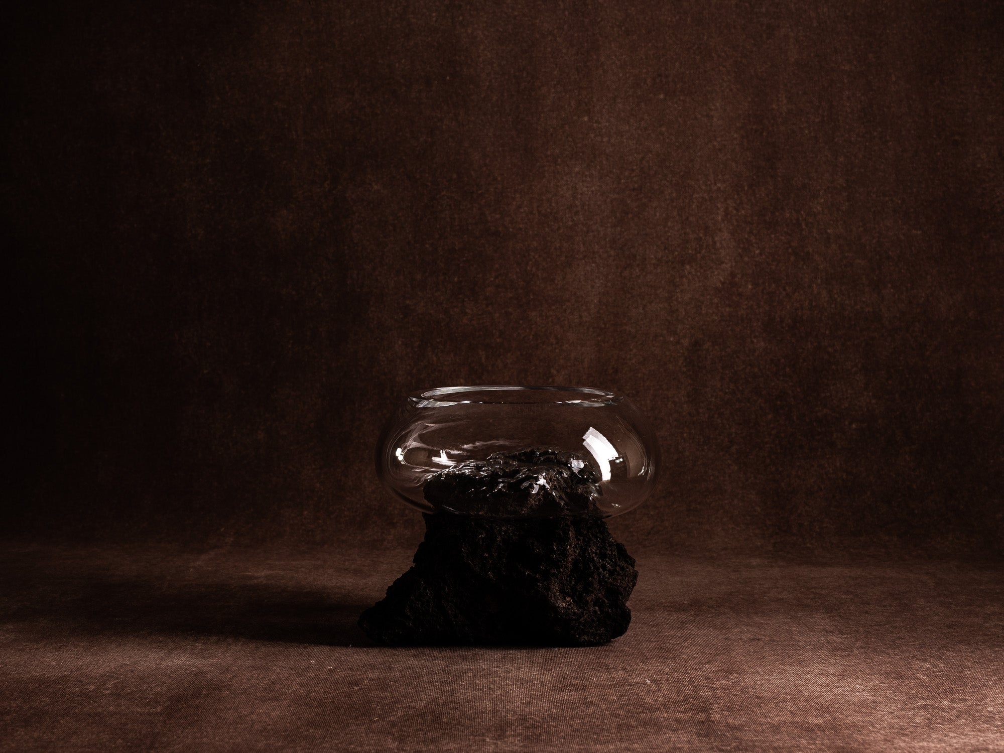 Coupe‑sculpture "Etna" de Lætitia Jacquetton, France (2021)..Sculpture‑bowl "Etna" by Lætitia Jacquetton, France (2021)