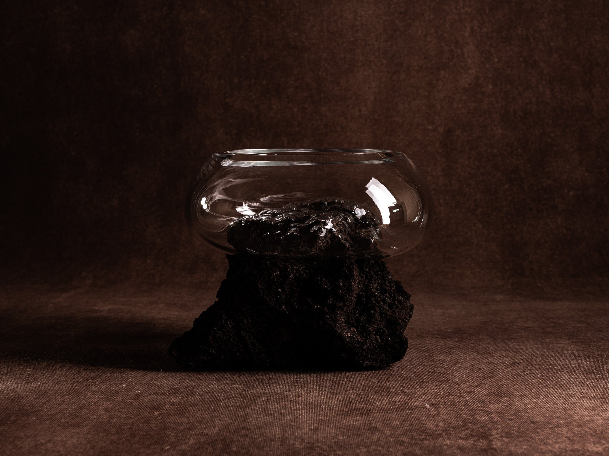 Coupe‑sculpture "Etna" de Lætitia Jacquetton, France (2021)..Sculpture‑bowl "Etna" by Lætitia Jacquetton, France (2021)