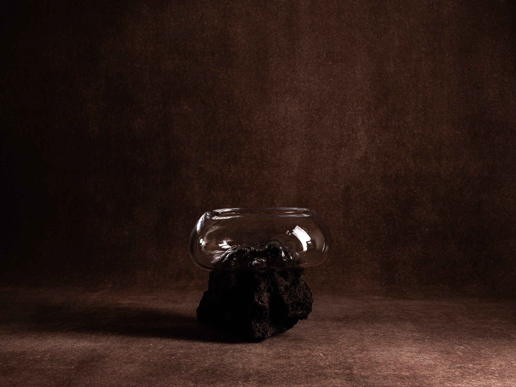 Coupe‑sculpture "Etna" de Lætitia Jacquetton, France (2021)..Sculpture‑bowl "Etna" by Lætitia Jacquetton, France (2021)