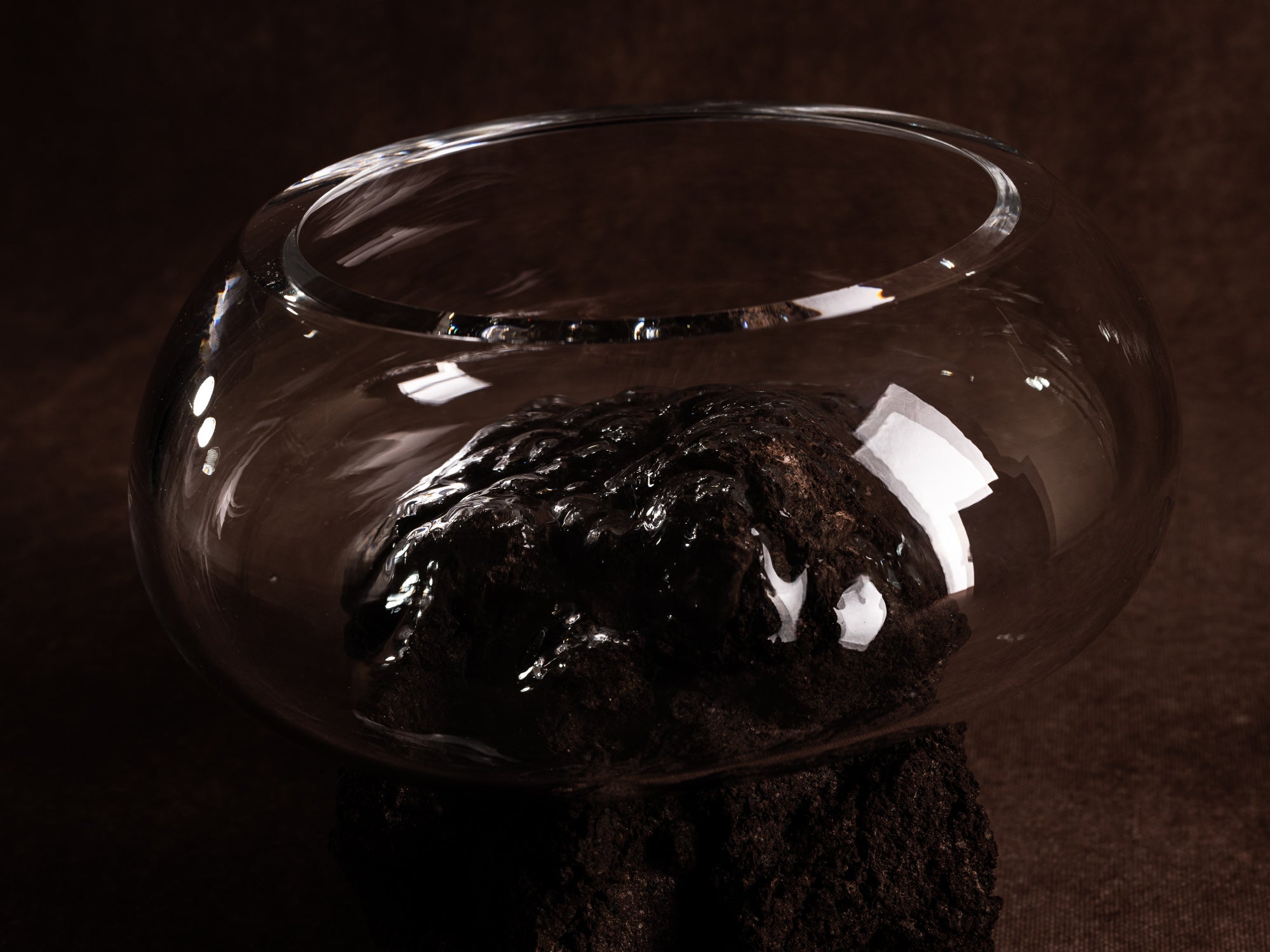 Coupe‑sculpture "Etna" de Lætitia Jacquetton, France (2021)..Sculpture‑bowl "Etna" by Lætitia Jacquetton, France (2021)