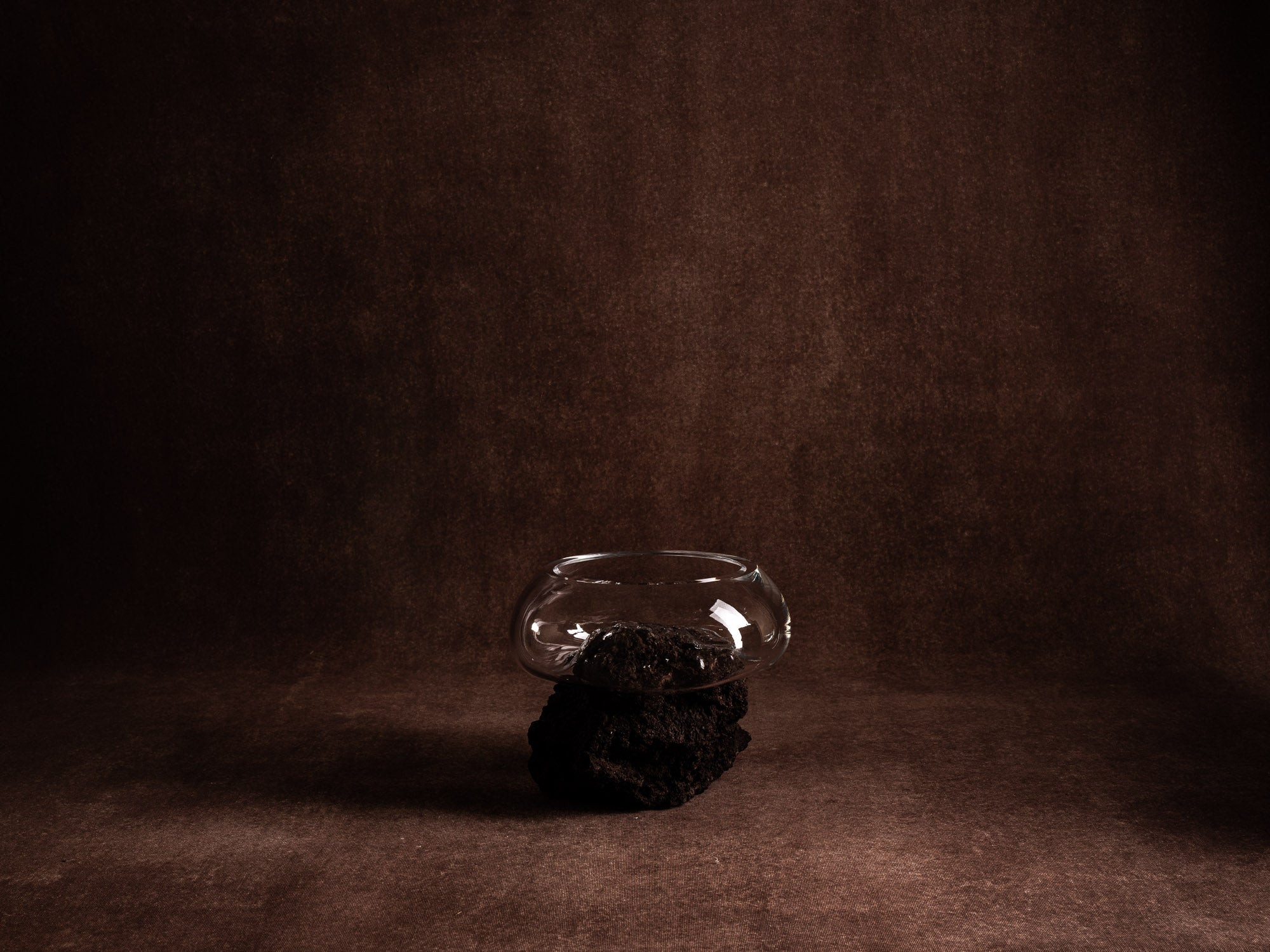 Coupe‑sculpture "Etna" de Lætitia Jacquetton, France (2021)..Sculpture‑bowl "Etna" by Lætitia Jacquetton, France (2021)