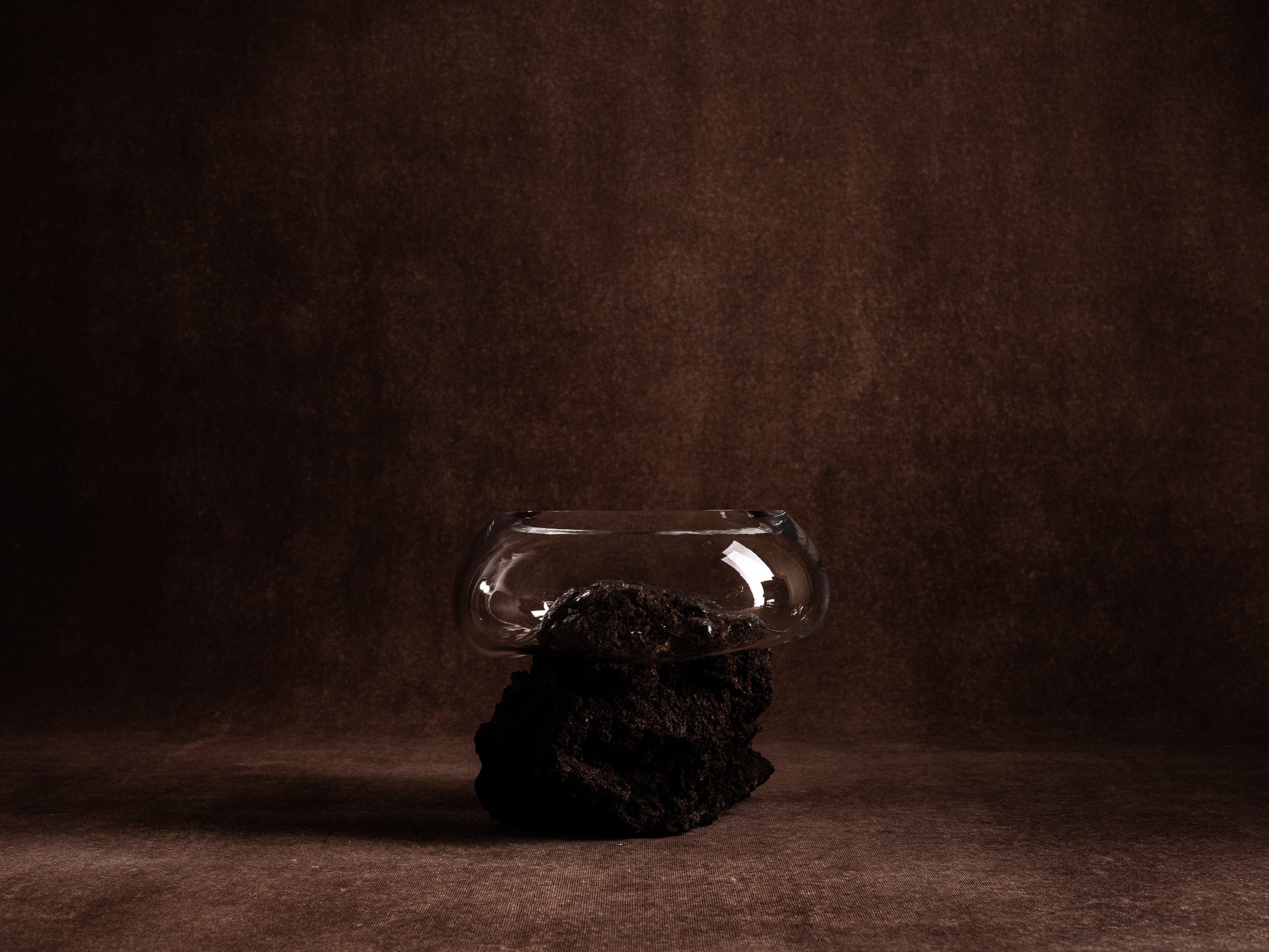 Coupe‑sculpture "Etna" de Lætitia Jacquetton, France (2021)..Sculpture‑bowl "Etna" by Lætitia Jacquetton, France (2021)