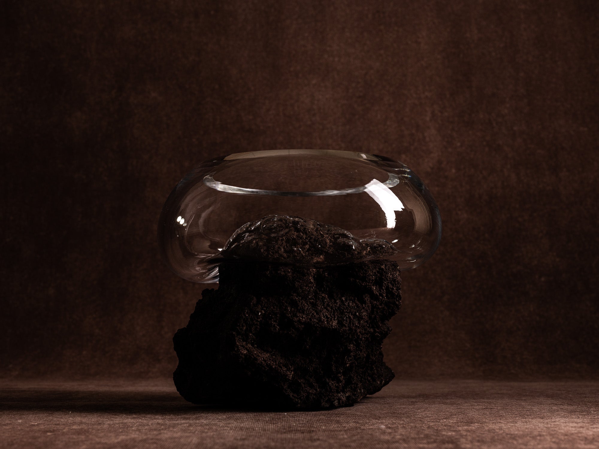 Coupe‑sculpture "Etna" de Lætitia Jacquetton, France (2021)..Sculpture‑bowl "Etna" by Lætitia Jacquetton, France (2021)