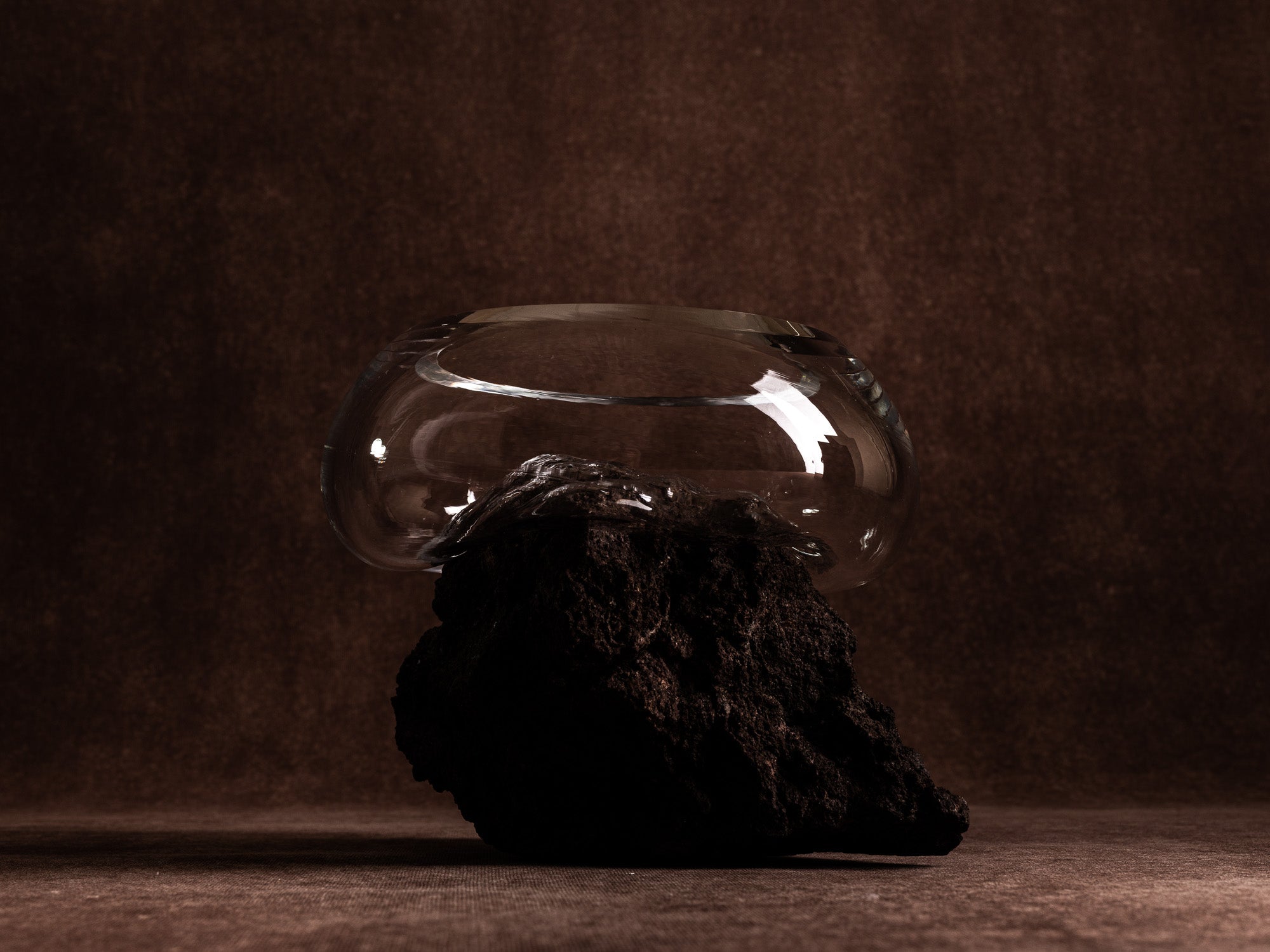 Coupe‑sculpture "Etna" de Lætitia Jacquetton, France (2021)..Sculpture‑bowl "Etna" by Lætitia Jacquetton, France (2021)