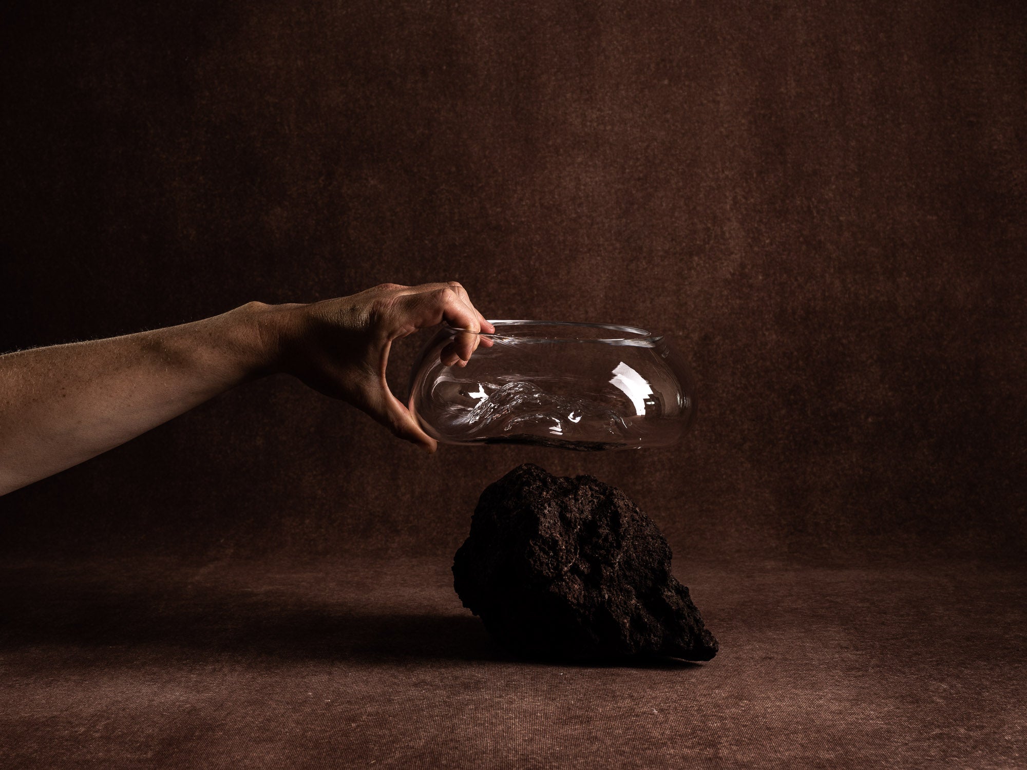 Coupe‑sculpture "Etna" de Lætitia Jacquetton, France (2021)..Sculpture‑bowl "Etna" by Lætitia Jacquetton, France (2021)