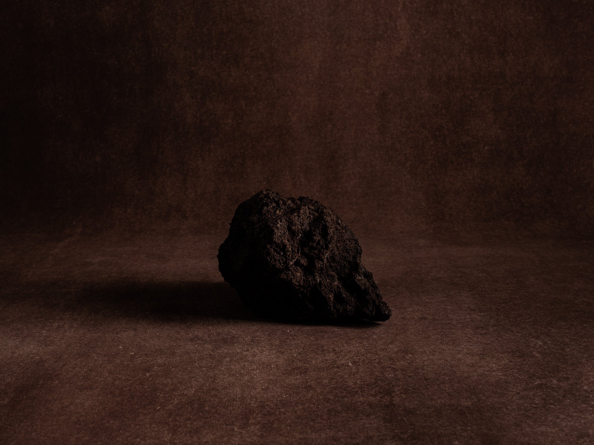 Coupe‑sculpture "Etna" de Lætitia Jacquetton, France (2021)..Sculpture‑bowl "Etna" by Lætitia Jacquetton, France (2021)