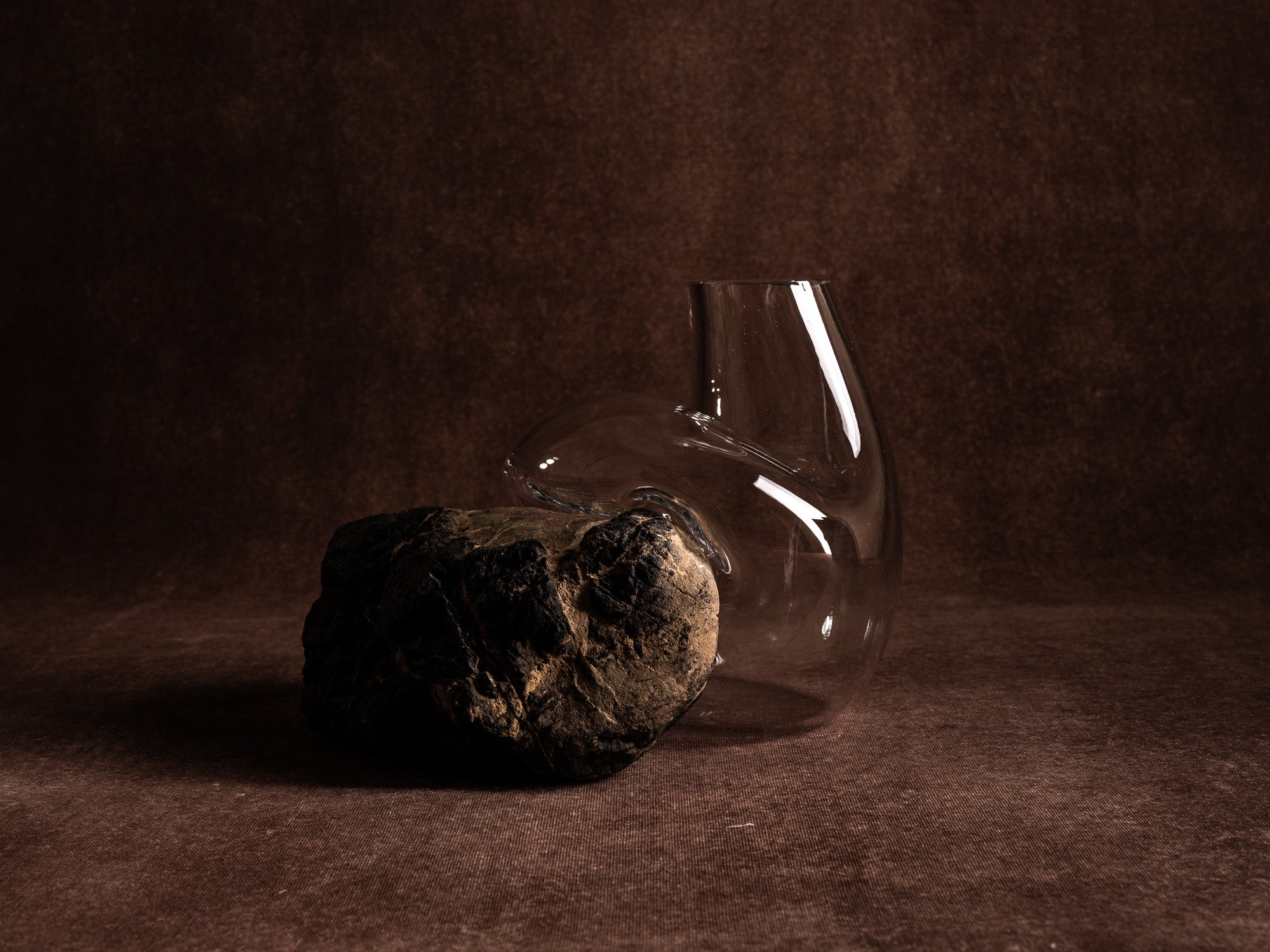 Vase‑sculpture "Cratère" de Lætitia Jacquetton, France (2021)..Sculpture‑vase "Cratère" by Lætitia Jacquetton, France (2021)