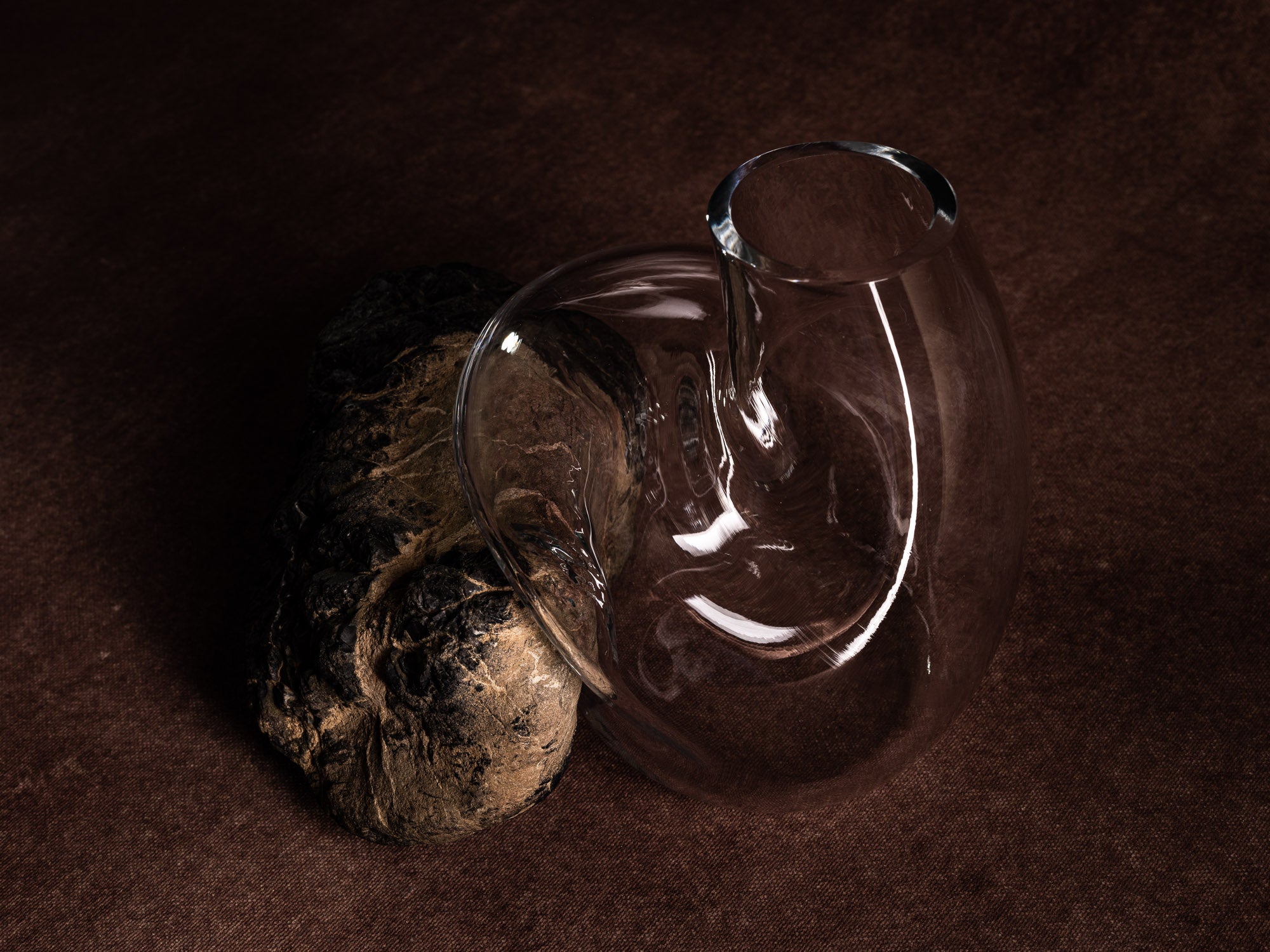Vase‑sculpture "Cratère" de Lætitia Jacquetton, France (2021)..Sculpture‑vase "Cratère" by Lætitia Jacquetton, France (2021)