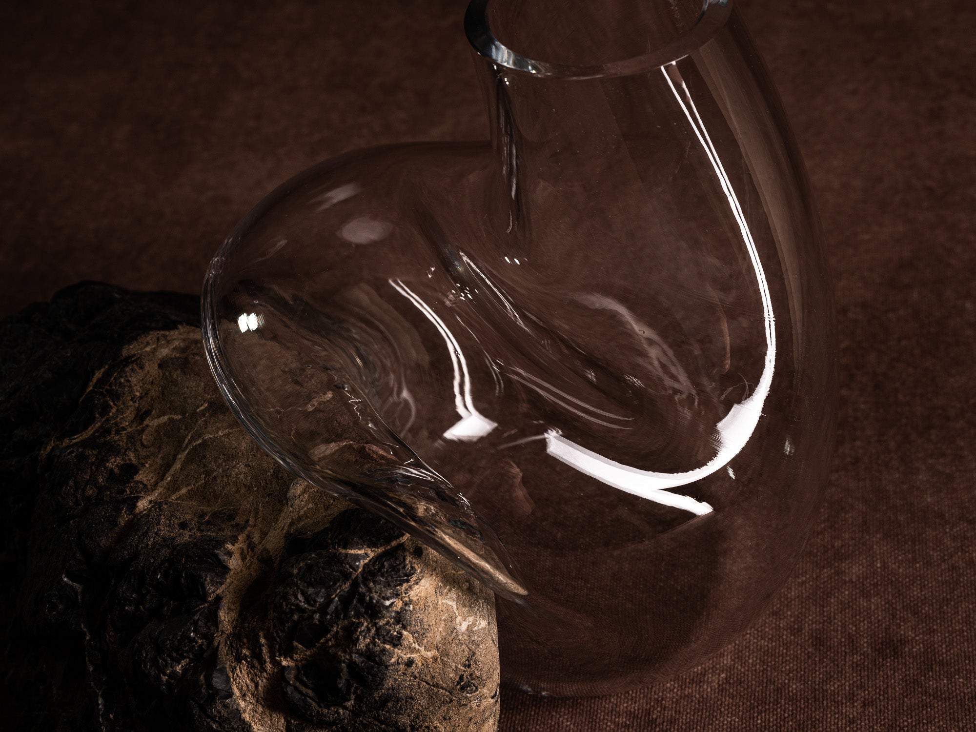 Vase‑sculpture "Cratère" de Lætitia Jacquetton, France (2021)..Sculpture‑vase "Cratère" by Lætitia Jacquetton, France (2021)