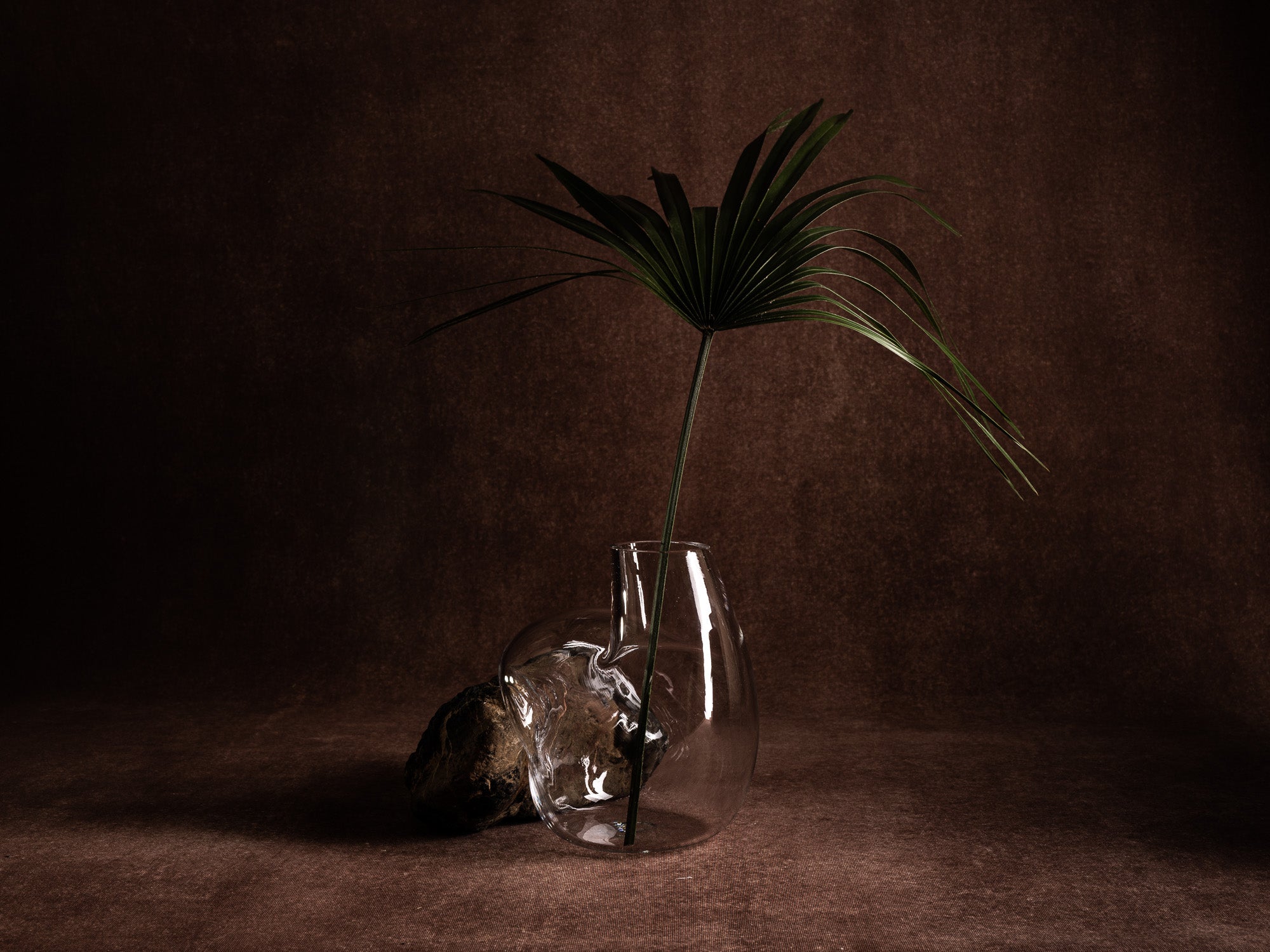 Vase‑sculpture "Cratère" de Lætitia Jacquetton, France (2021)..Sculpture‑vase "Cratère" by Lætitia Jacquetton, France (2021)