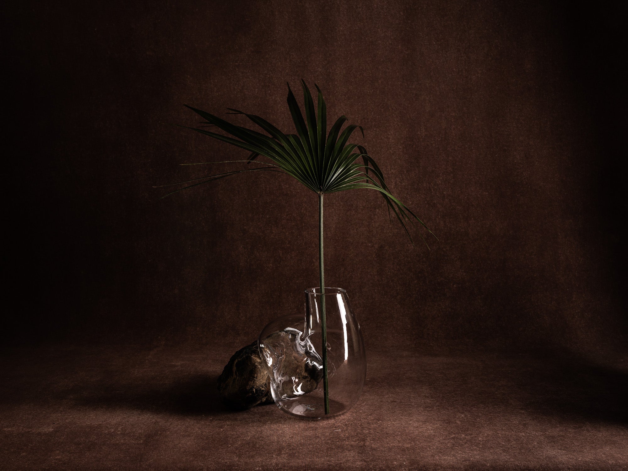 Vase‑sculpture "Cratère" de Lætitia Jacquetton, France (2021)..Sculpture‑vase "Cratère" by Lætitia Jacquetton, France (2021)