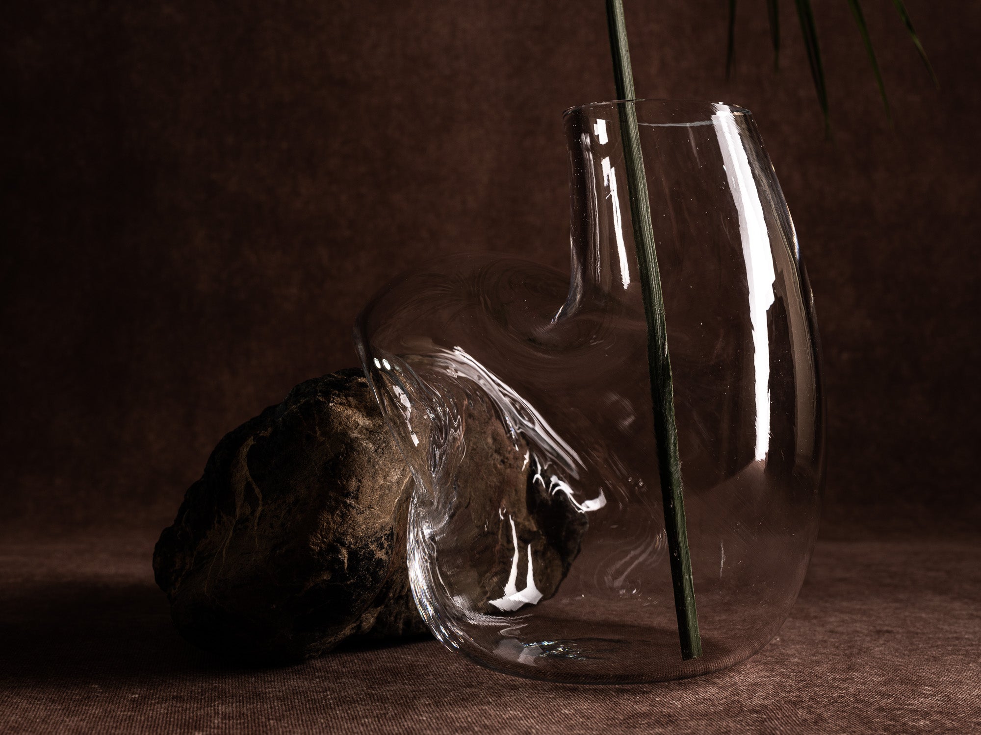 Vase‑sculpture "Cratère" de Lætitia Jacquetton, France (2021)..Sculpture‑vase "Cratère" by Lætitia Jacquetton, France (2021)