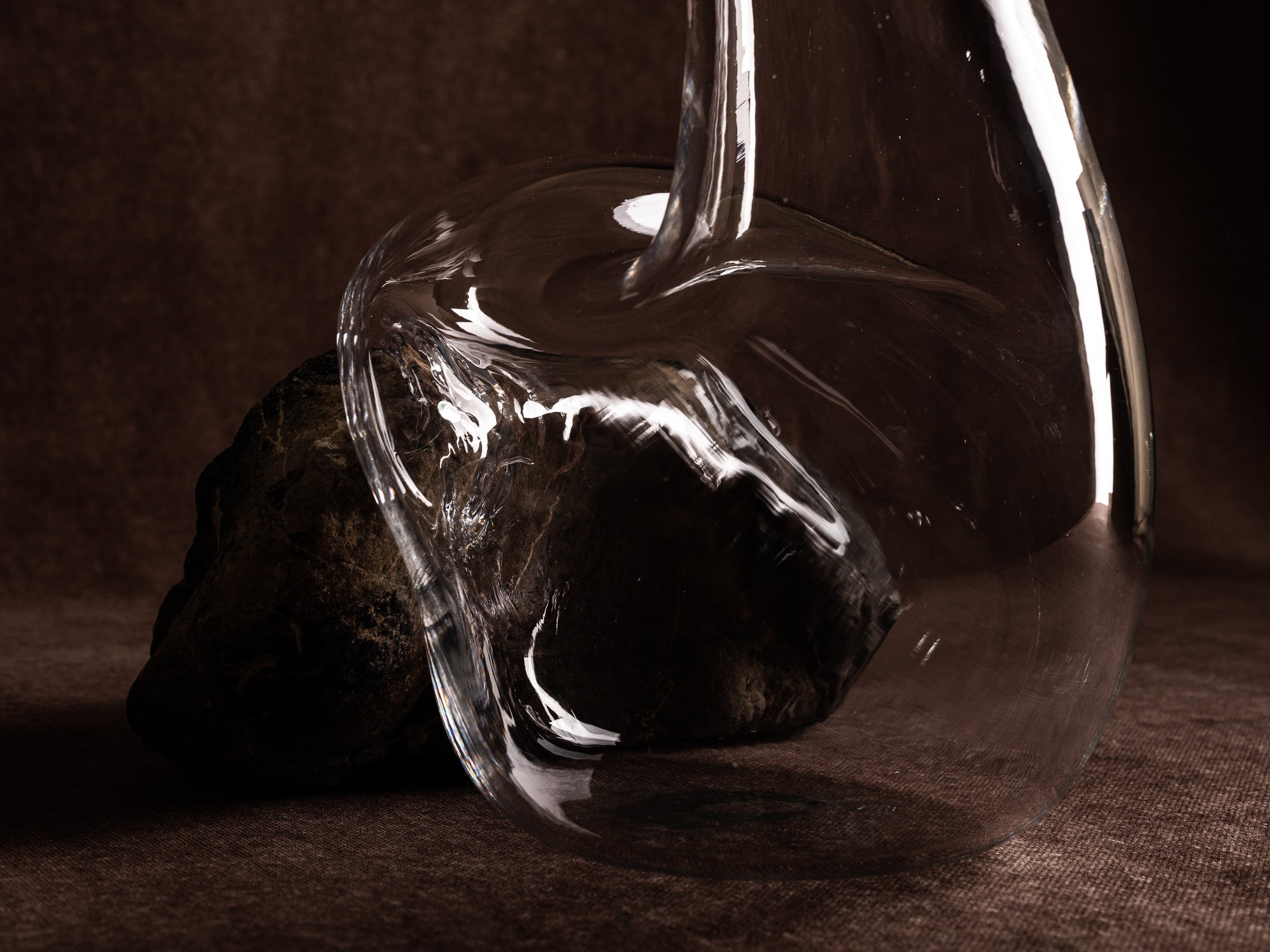 Vase‑sculpture "Cratère" de Lætitia Jacquetton, France (2021)..Sculpture‑vase "Cratère" by Lætitia Jacquetton, France (2021)