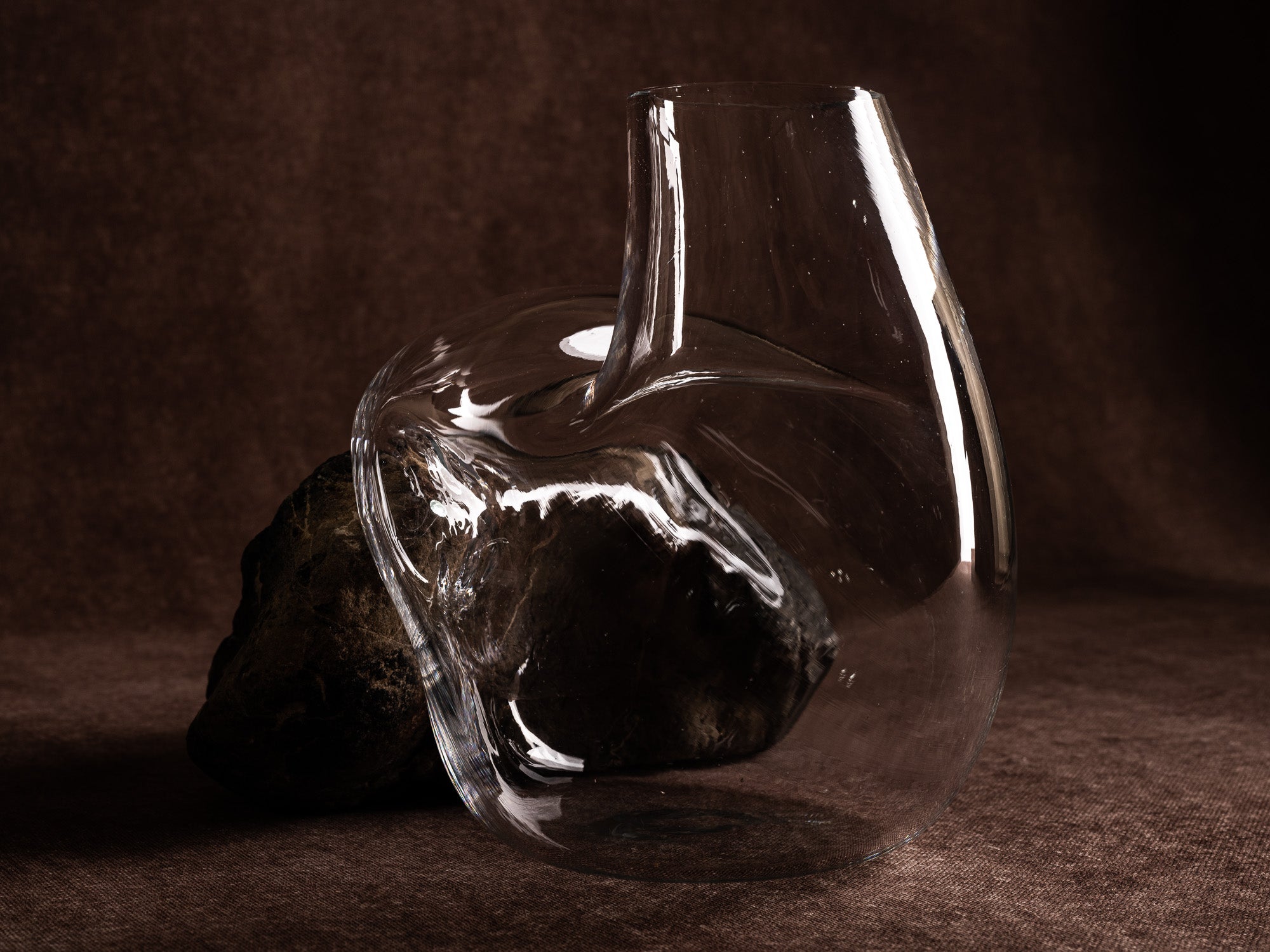 Vase‑sculpture "Cratère" de Lætitia Jacquetton, France (2021)..Sculpture‑vase "Cratère" by Lætitia Jacquetton, France (2021)