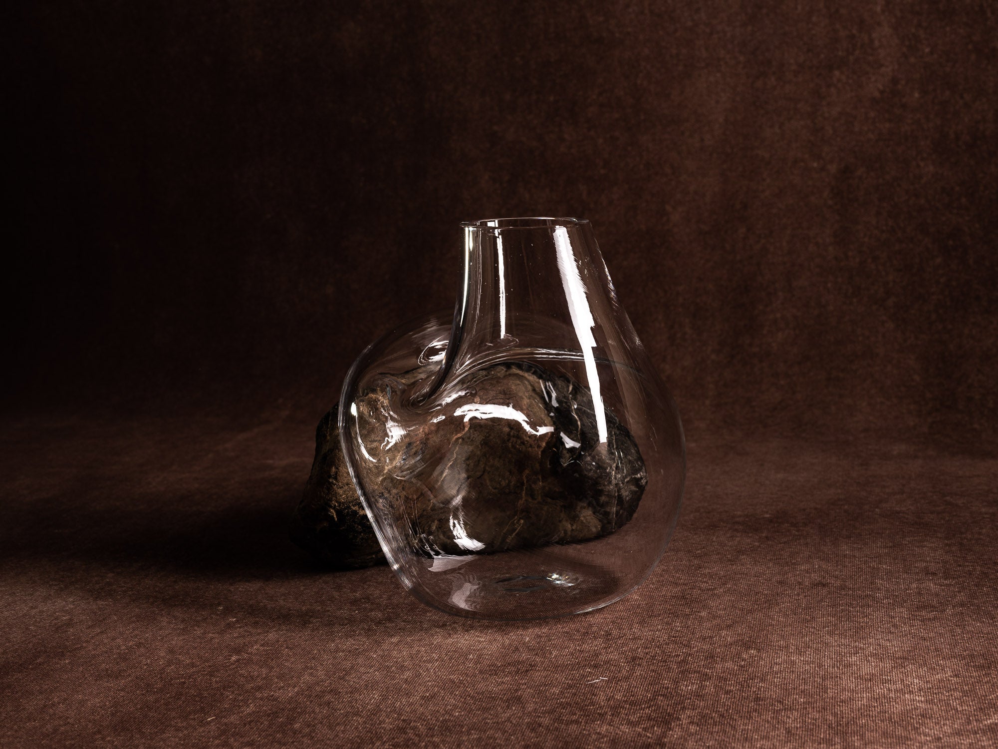 Vase‑sculpture "Cratère" de Lætitia Jacquetton, France (2021)..Sculpture‑vase "Cratère" by Lætitia Jacquetton, France (2021)