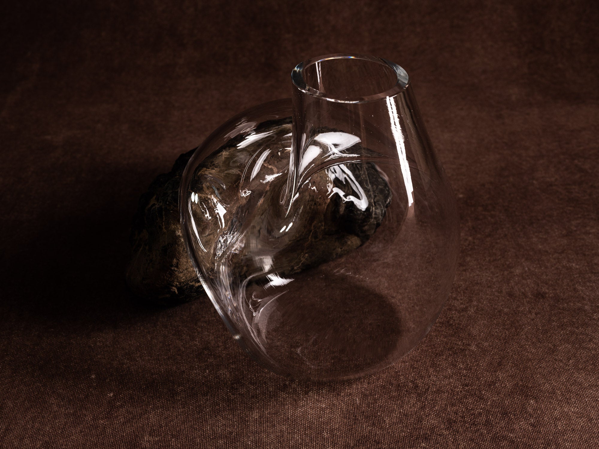 Vase‑sculpture "Cratère" de Lætitia Jacquetton, France (2021)..Sculpture‑vase "Cratère" by Lætitia Jacquetton, France (2021)
