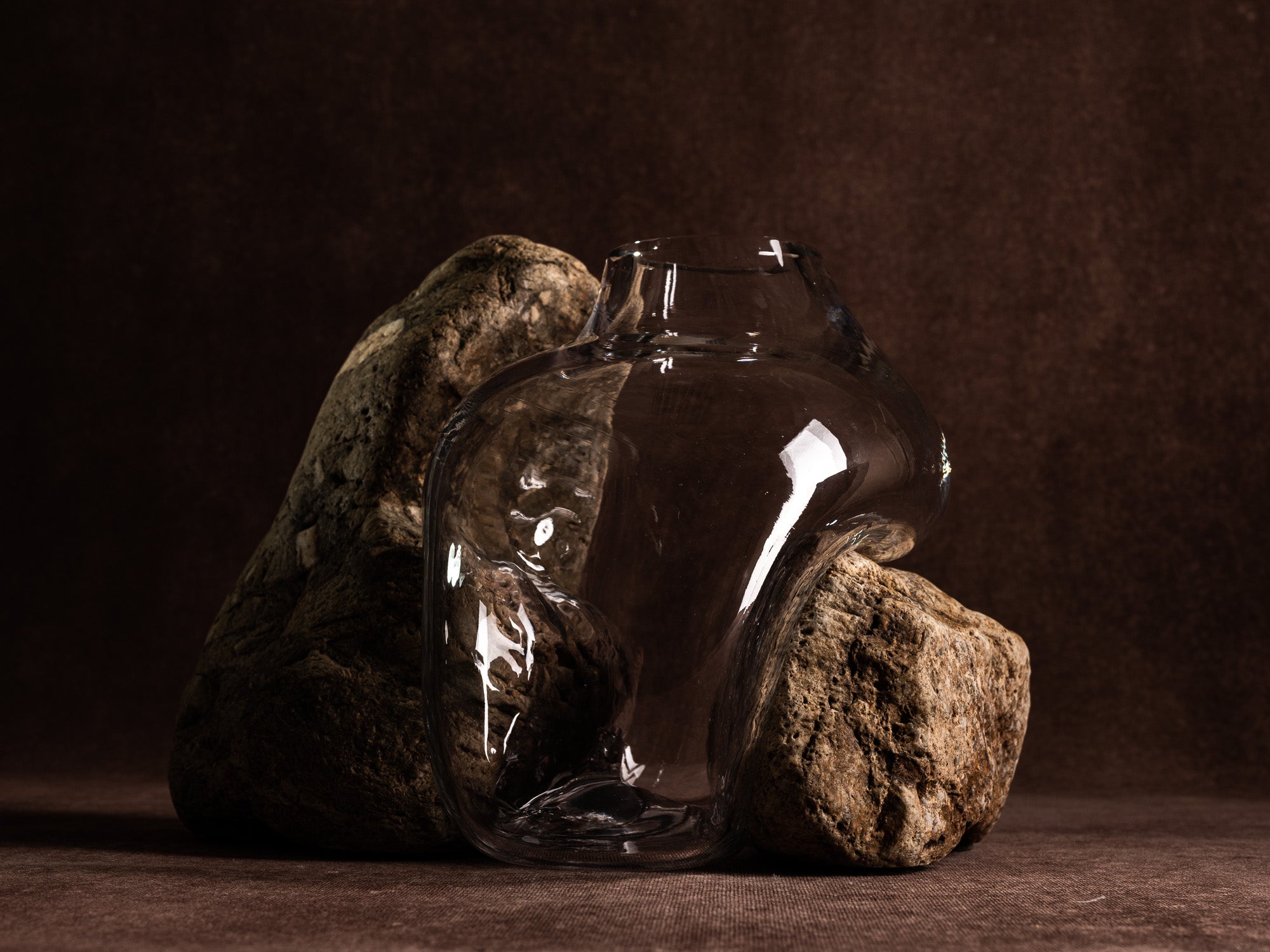 Vase‑sculpture "Tango" de Lætitia Jacquetton, France (2021)..Sculpture‑vase "Tango" by Lætitia Jacquetton, France (2021)