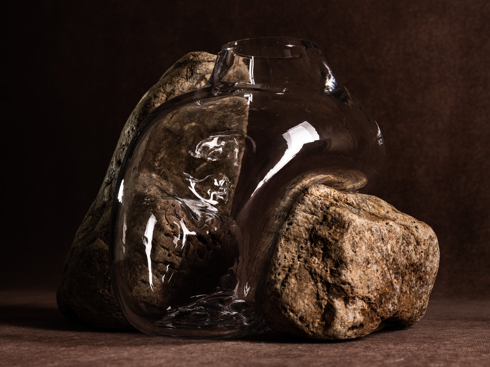 Vase‑sculpture "Tango" de Lætitia Jacquetton, France (2021)..Sculpture‑vase "Tango" by Lætitia Jacquetton, France (2021)