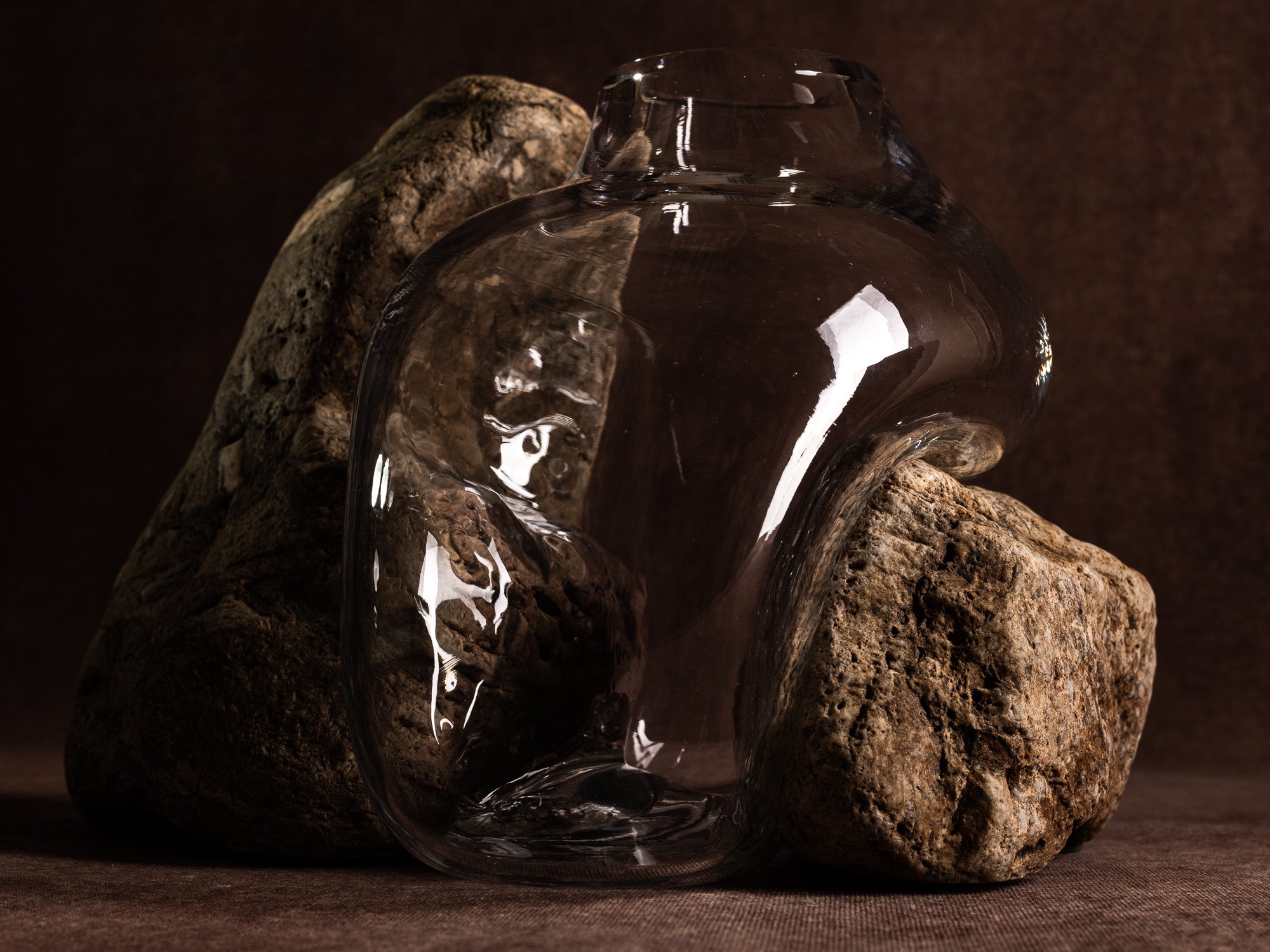 Vase‑sculpture "Tango" de Lætitia Jacquetton, France (2021)..Sculpture‑vase "Tango" by Lætitia Jacquetton, France (2021)
