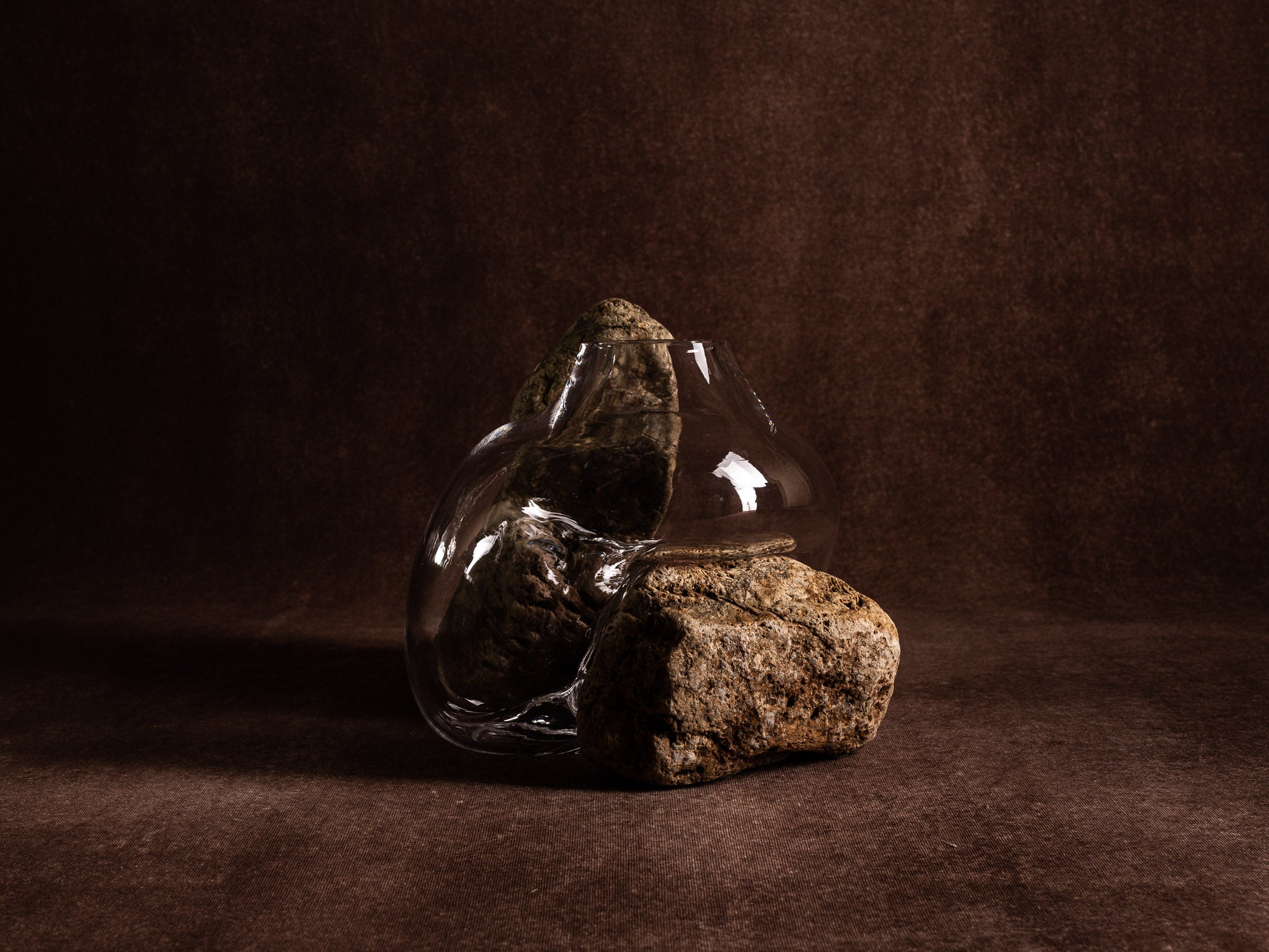 Vase‑sculpture "Tango" de Lætitia Jacquetton, France (2021)..Sculpture‑vase "Tango" by Lætitia Jacquetton, France (2021)