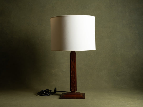 Rare lampe en noyer sculpté, mouvance des Seiz Breur, Bretagne, France (vers 1925)..Rare carved walnut lamp, entourage of Seiz Breur, Brittany, France (circa 1925)