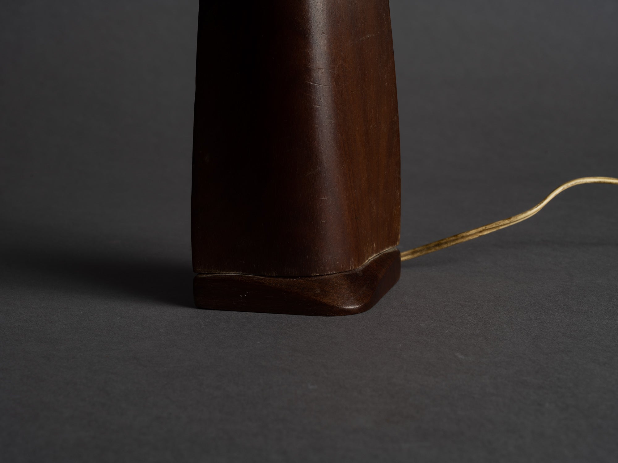 Lampe en bois de rose poli de Claude Chauvy, France (vers 1956)..Rosewood lamp by Claude Chauvy, France (circa 1956)