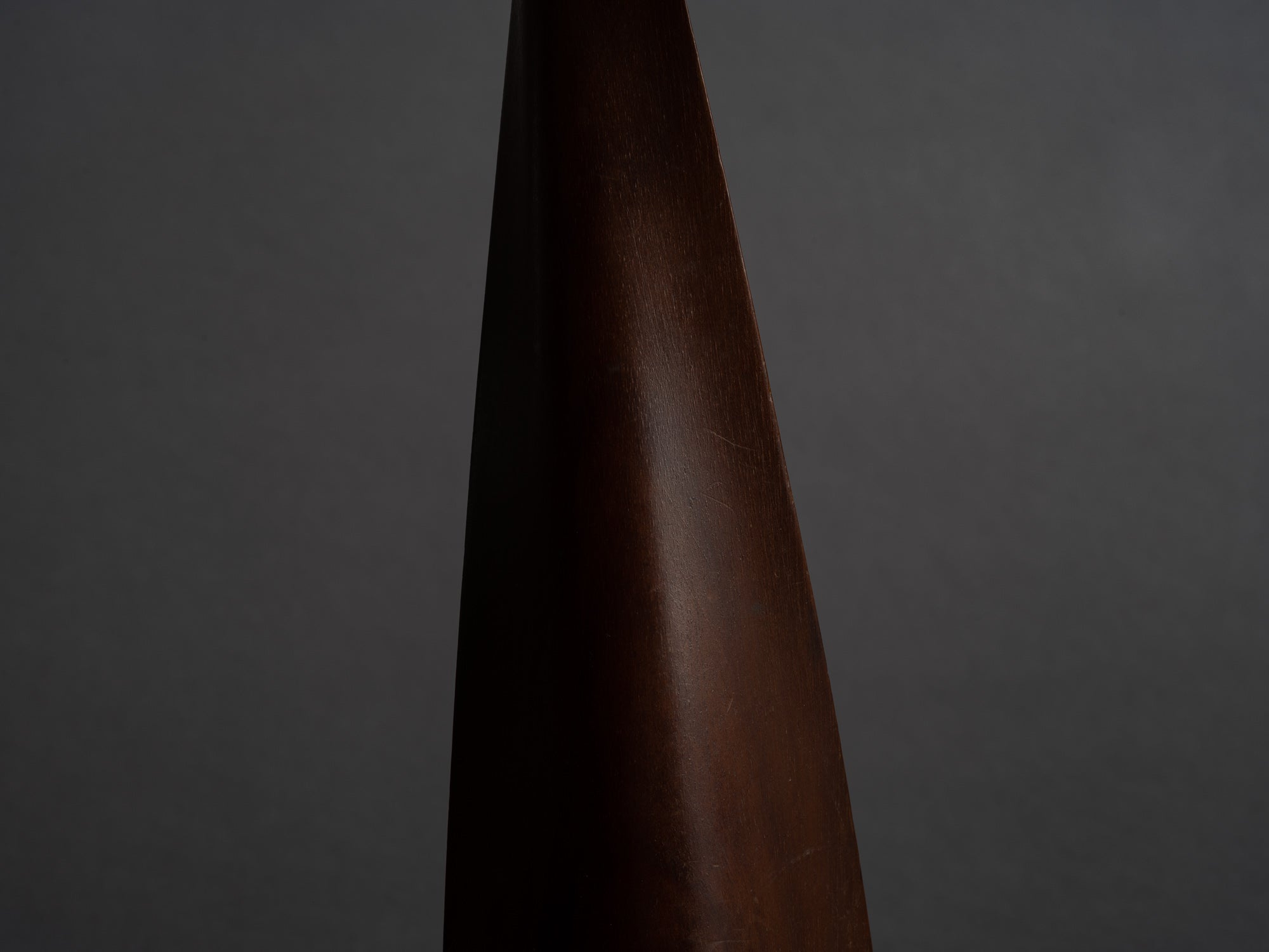 Lampe en bois de rose poli de Claude Chauvy, France (vers 1956)..Rosewood lamp by Claude Chauvy, France (circa 1956)