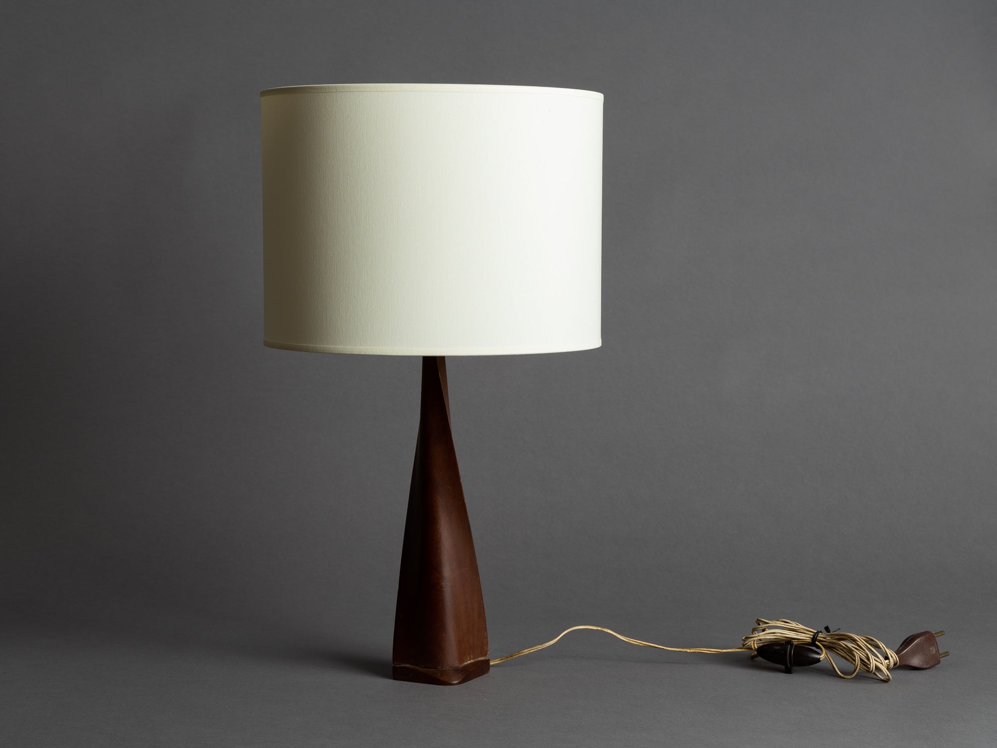 Lampe en bois de rose poli de Claude Chauvy, France (vers 1956)..Rosewood lamp by Claude Chauvy, France (circa 1956)