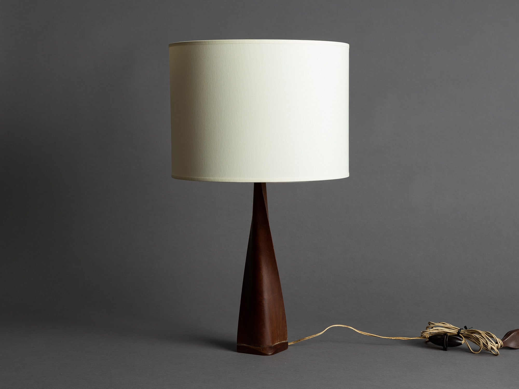 Lampe en bois de rose poli de Claude Chauvy, France (vers 1956)..Rosewood lamp by Claude Chauvy, France (circa 1956)