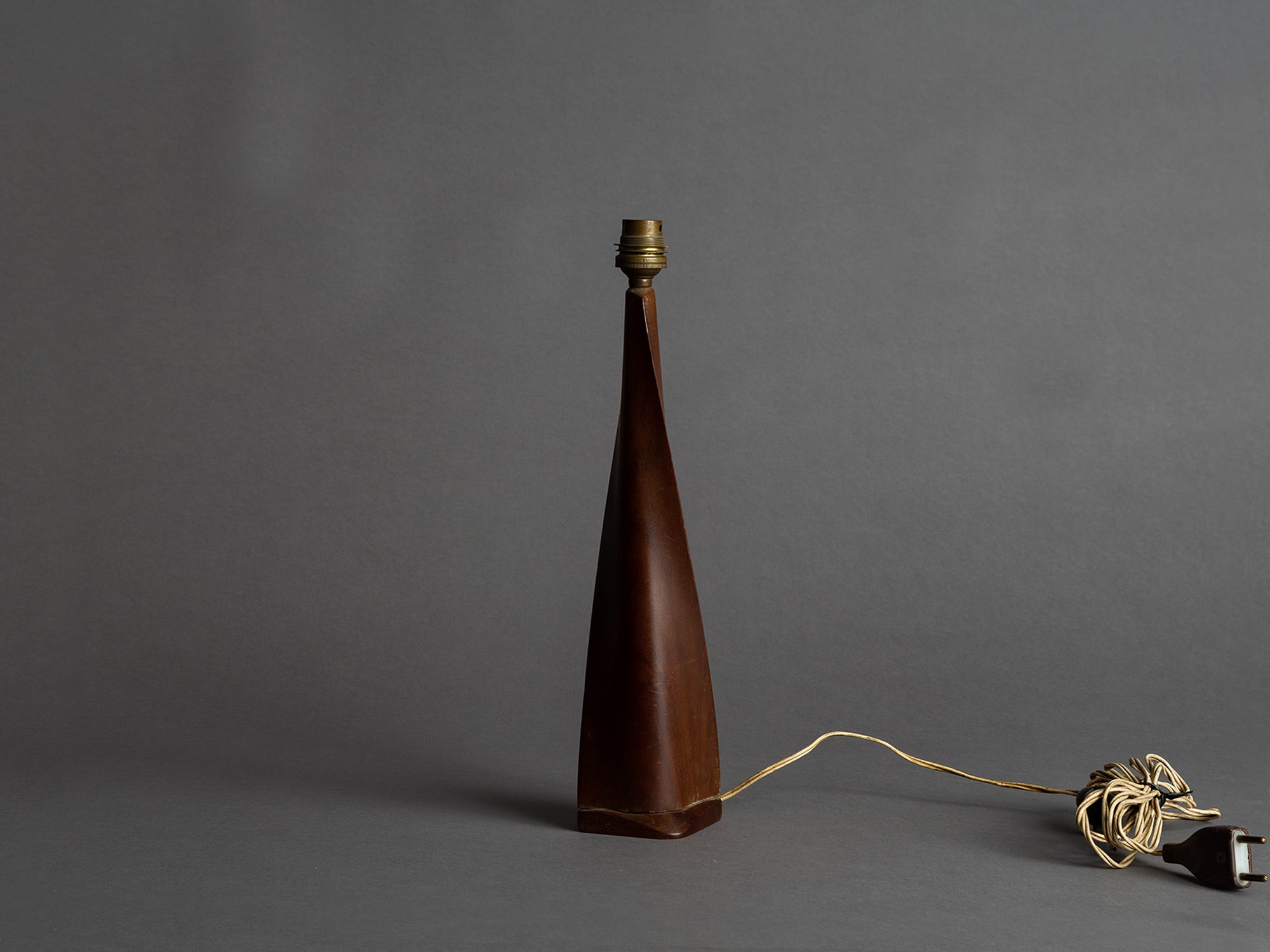 Lampe en bois de rose poli de Claude Chauvy, France (vers 1956)..Rosewood lamp by Claude Chauvy, France (circa 1956)