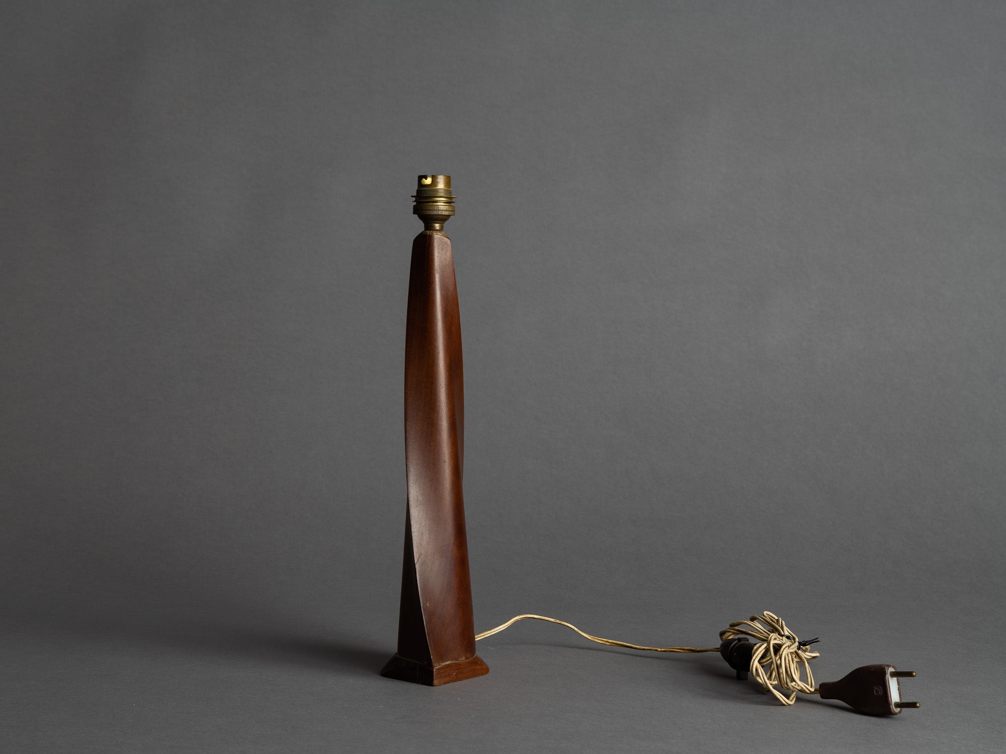 Lampe en bois de rose poli de Claude Chauvy, France (vers 1956)..Rosewood lamp by Claude Chauvy, France (circa 1956)