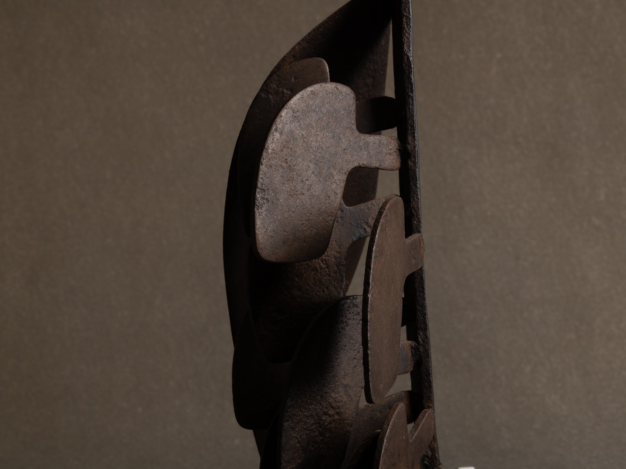 Lampe sculpturale zoomorphe "oiseau" en fer battu, travail populaire, France (années 1950)..Zoomorphic sculptural ironwork lamp "bird", popular work, France (1950s)