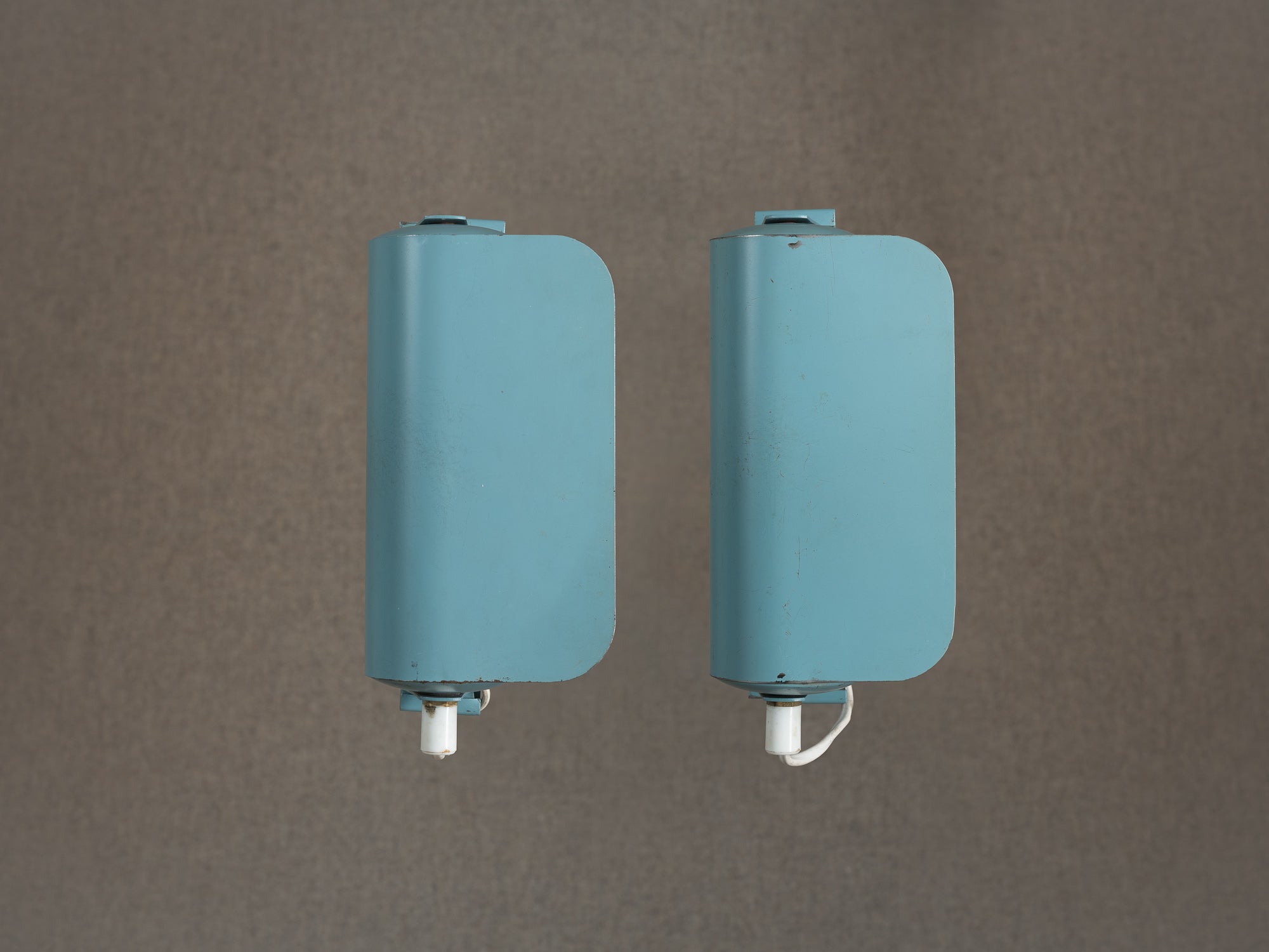 Paire d'appliques liseuses par Fagerhults Ljusarmatur, Suède (vers 1964)..Pair of wall sconces by Fagerhults Ljusarmatur, Sweden (circa 1964)