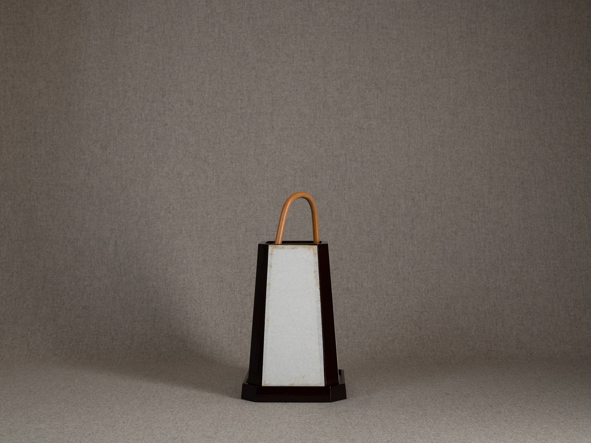 Lanterne andon en bois laqué brun, Japon (milieu du XXe siècle)..Andon lantern in brown lacquered wood, Japan (mid-20th century)