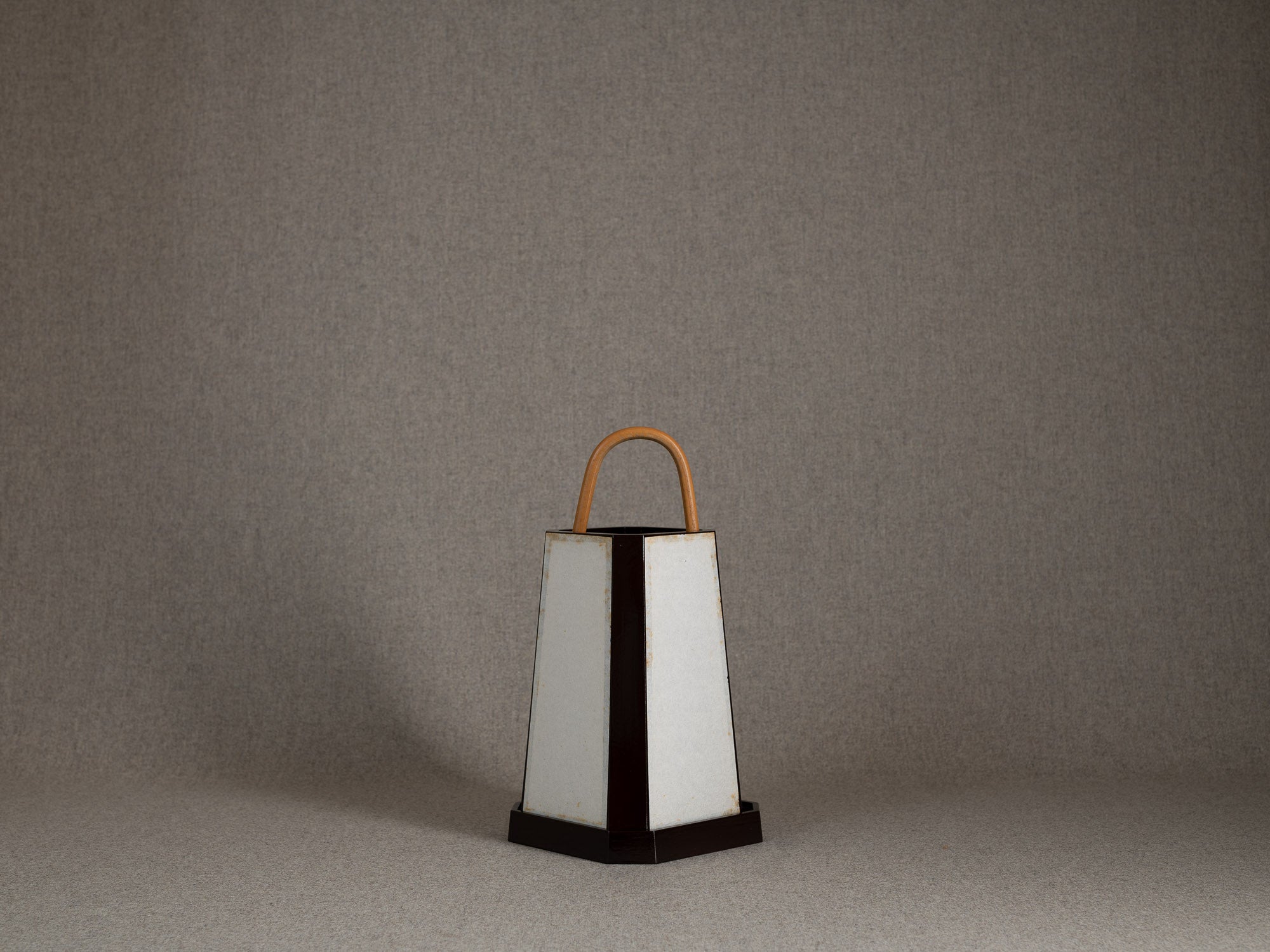Lanterne andon en bois laqué brun, Japon (milieu du XXe siècle)..Andon lantern in brown lacquered wood, Japan (mid-20th century)
