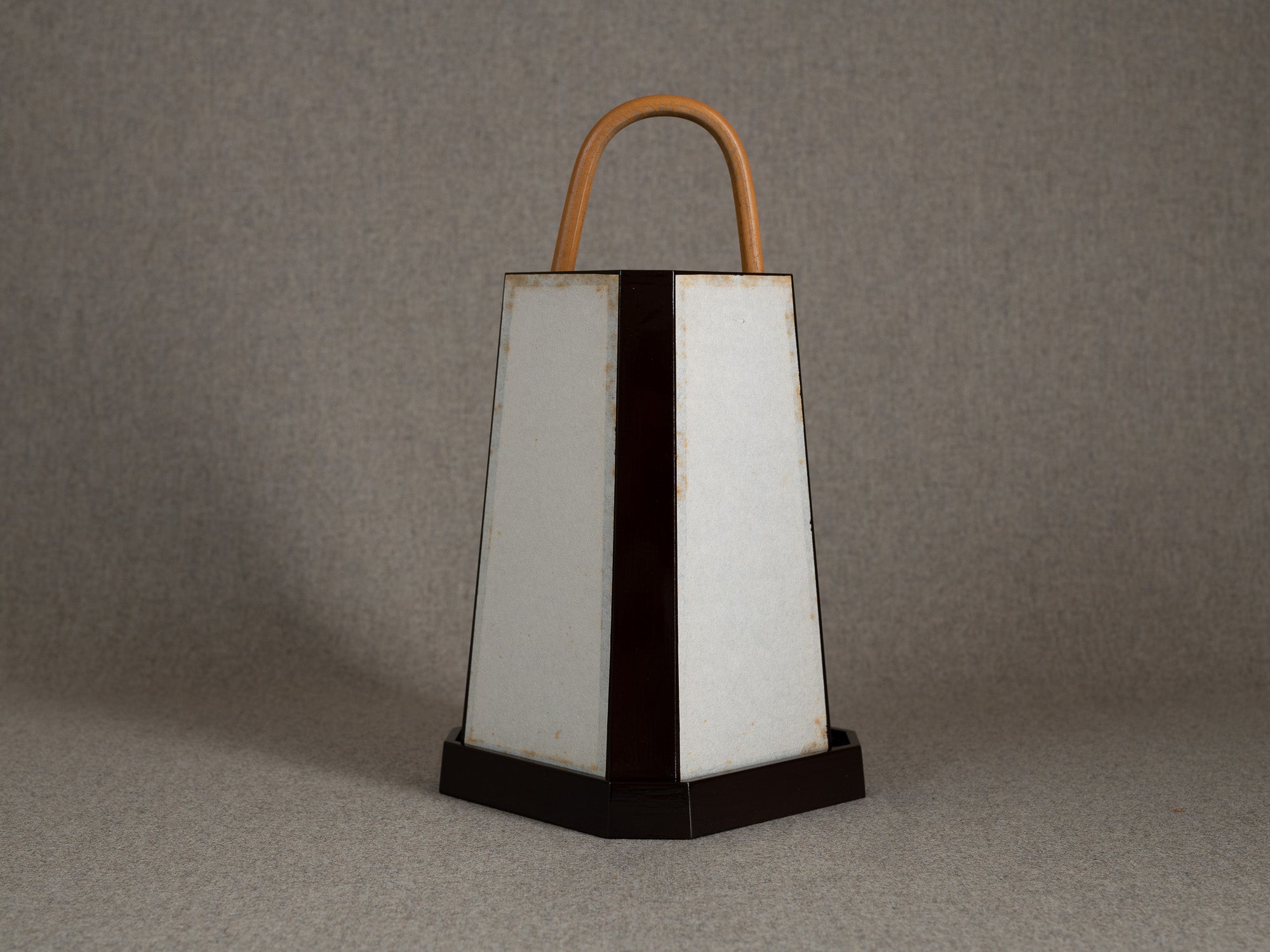 Lanterne andon en bois laqué brun, Japon (milieu du XXe siècle)..Andon lantern in brown lacquered wood, Japan (mid-20th century)