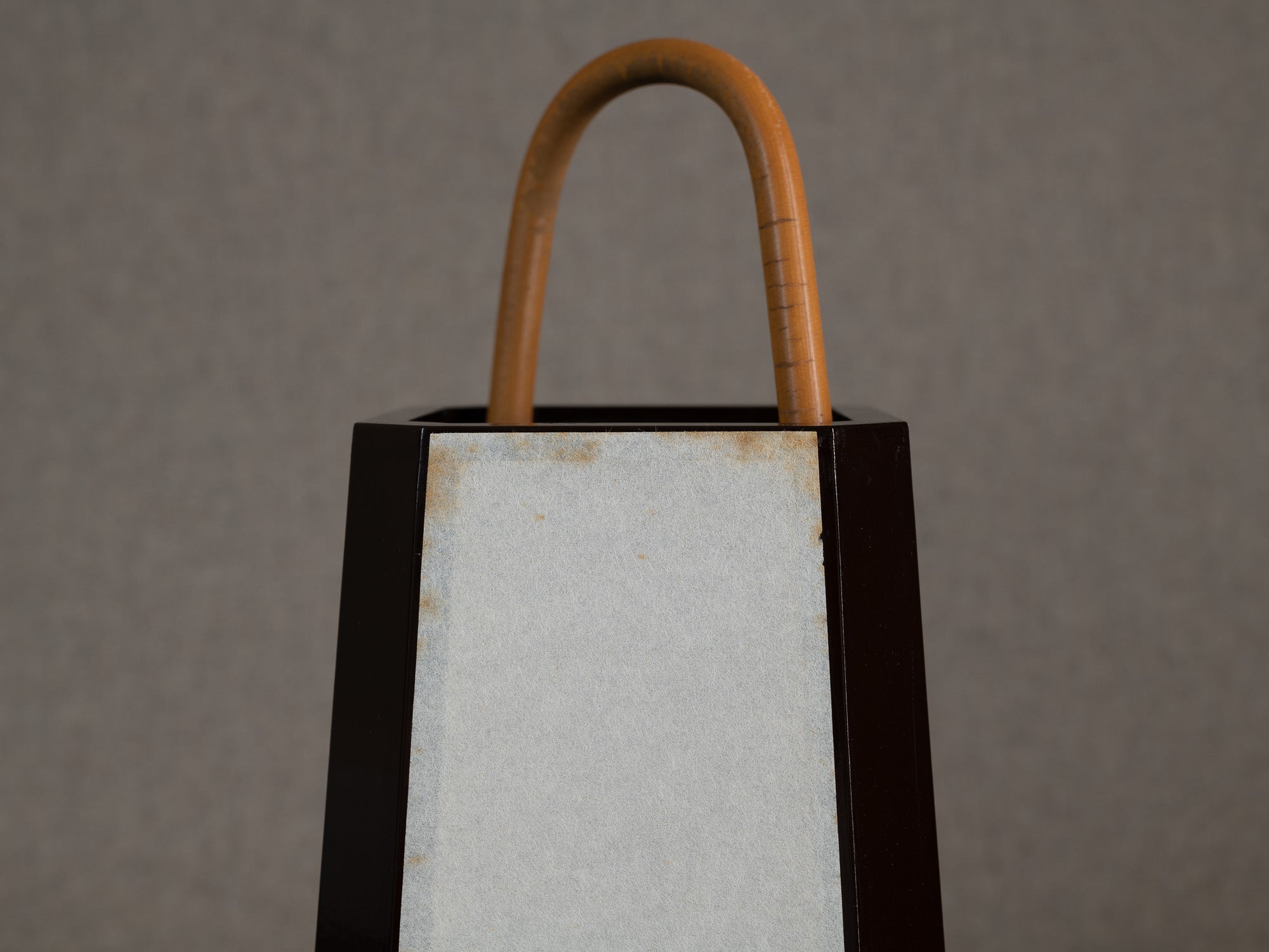 Lanterne andon en bois laqué brun, Japon (milieu du XXe siècle)..Andon lantern in brown lacquered wood, Japan (mid-20th century)