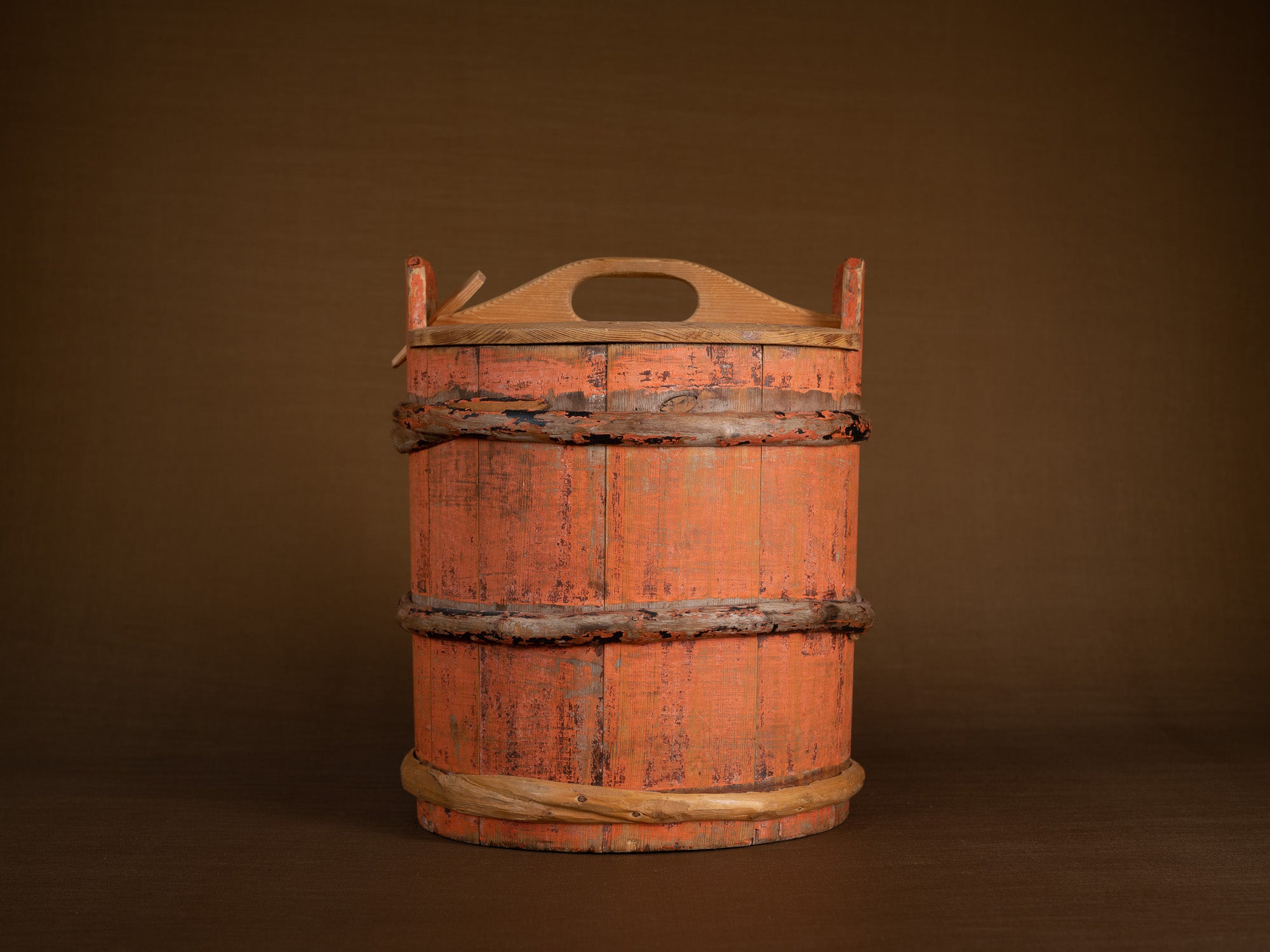 seau couvert du Jämtland, art paysan, Suède (fin du XIXe siècle)..Lidded bucket, peasant art, Sweden (late 19th century)