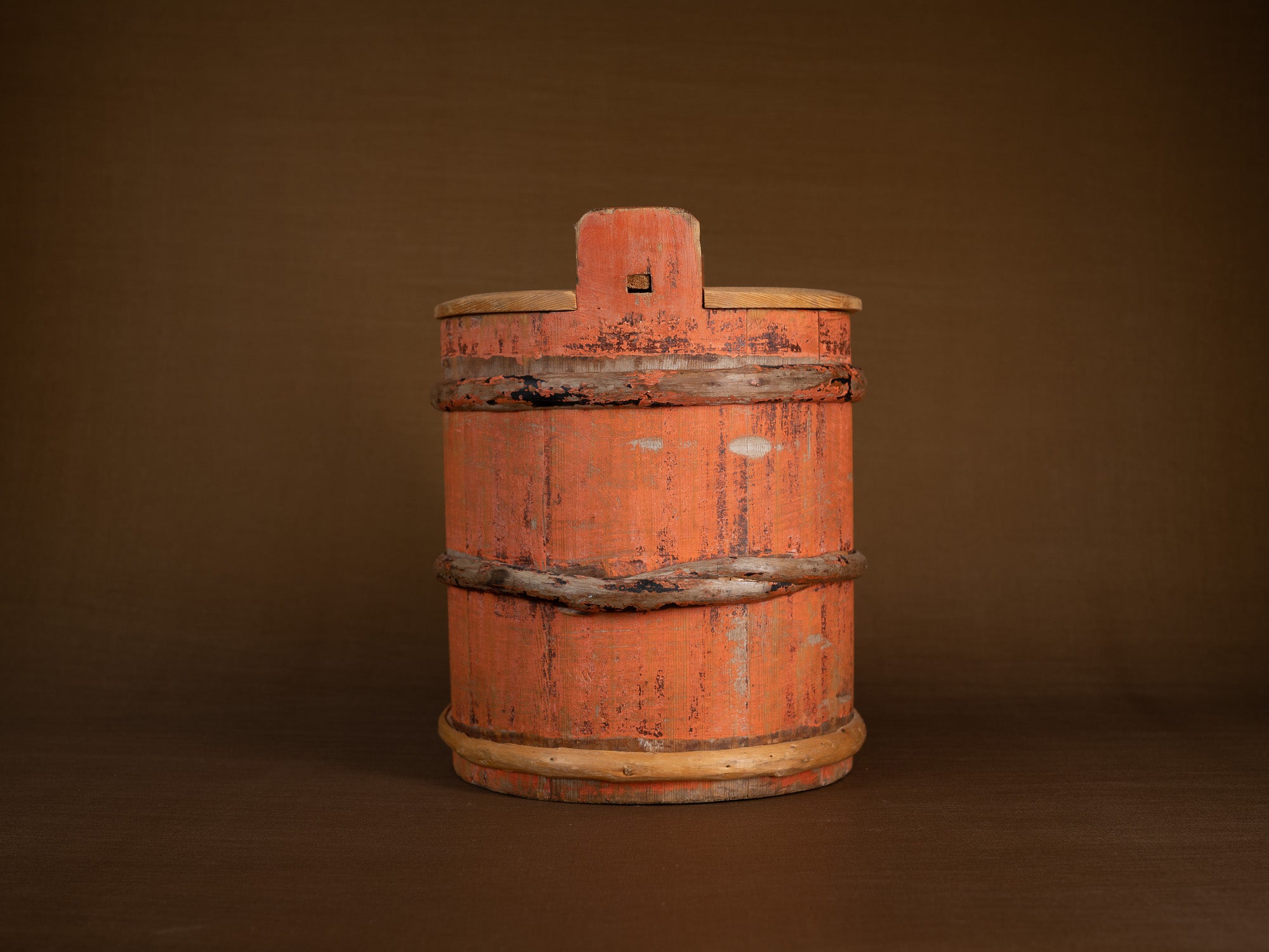 seau couvert du Jämtland, art paysan, Suède (fin du XIXe siècle)..Lidded bucket, peasant art, Sweden (late 19th century)