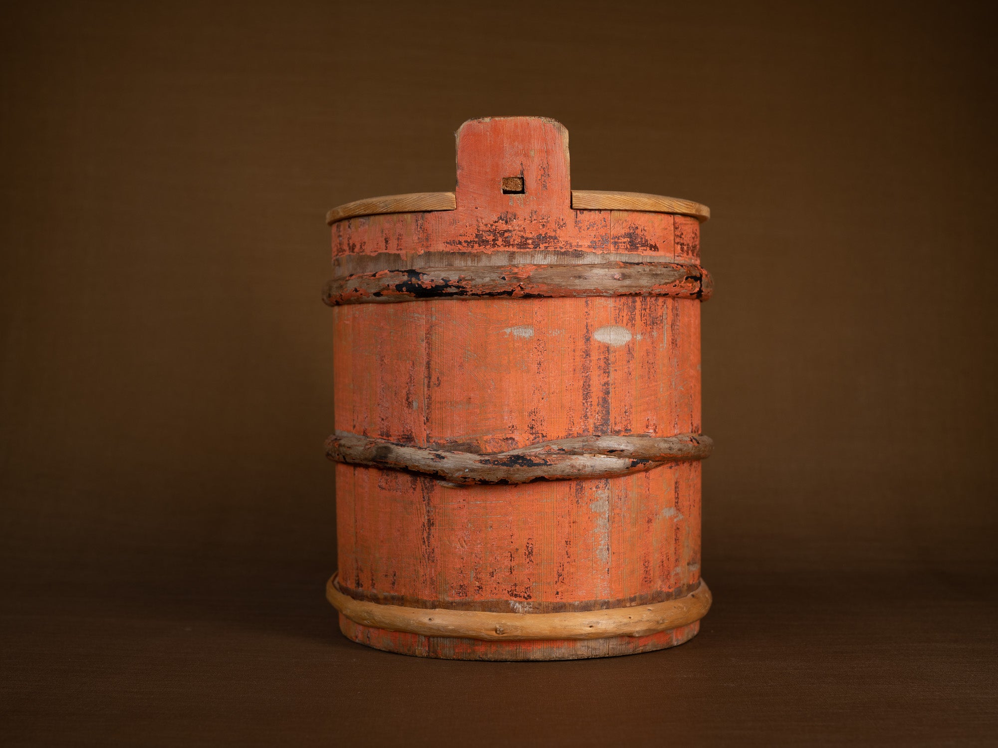 seau couvert du Jämtland, art paysan, Suède (fin du XIXe siècle)..Lidded bucket, peasant art, Sweden (late 19th century)