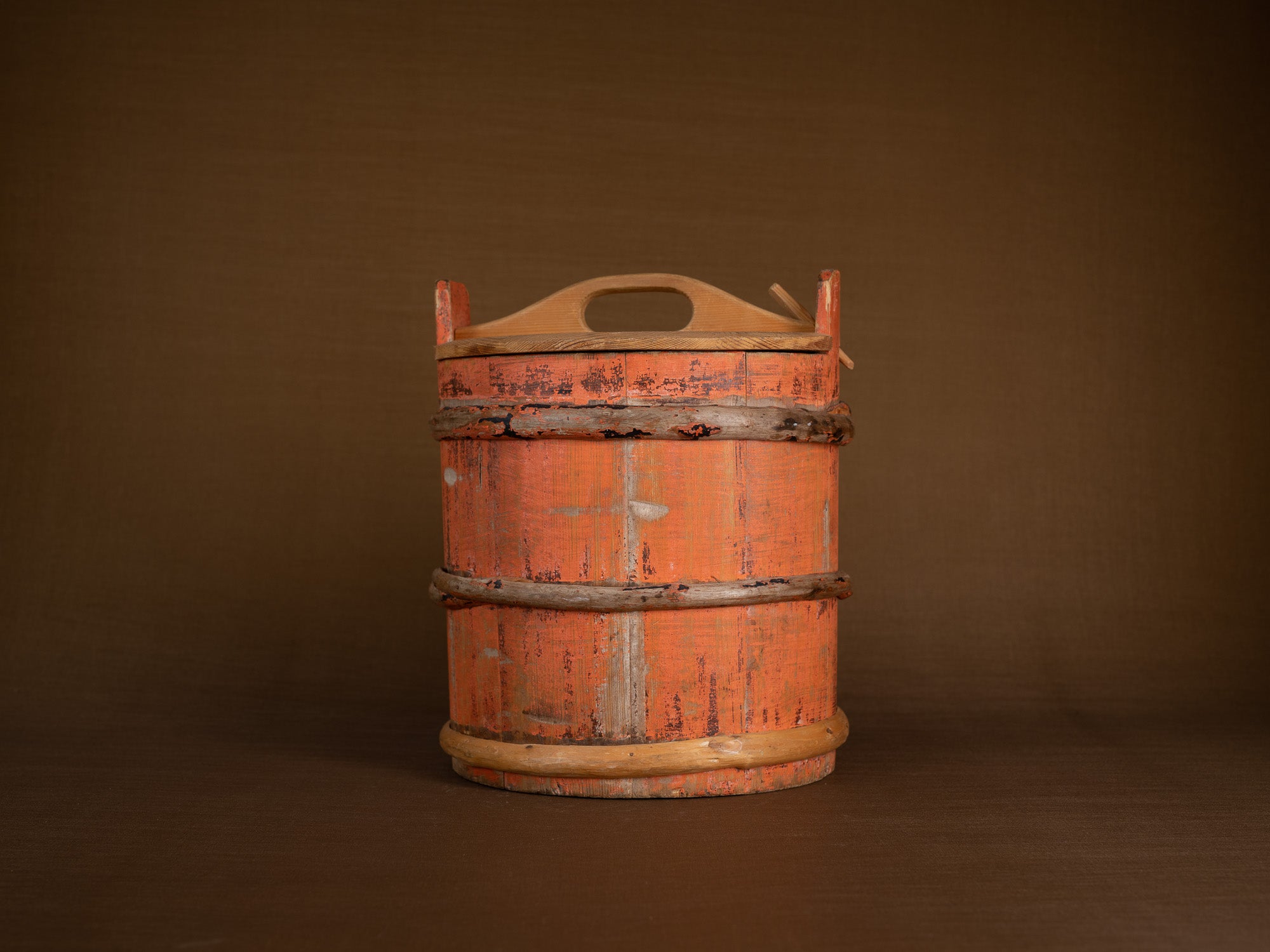 seau couvert du Jämtland, art paysan, Suède (fin du XIXe siècle)..Lidded bucket, peasant art, Sweden (late 19th century)