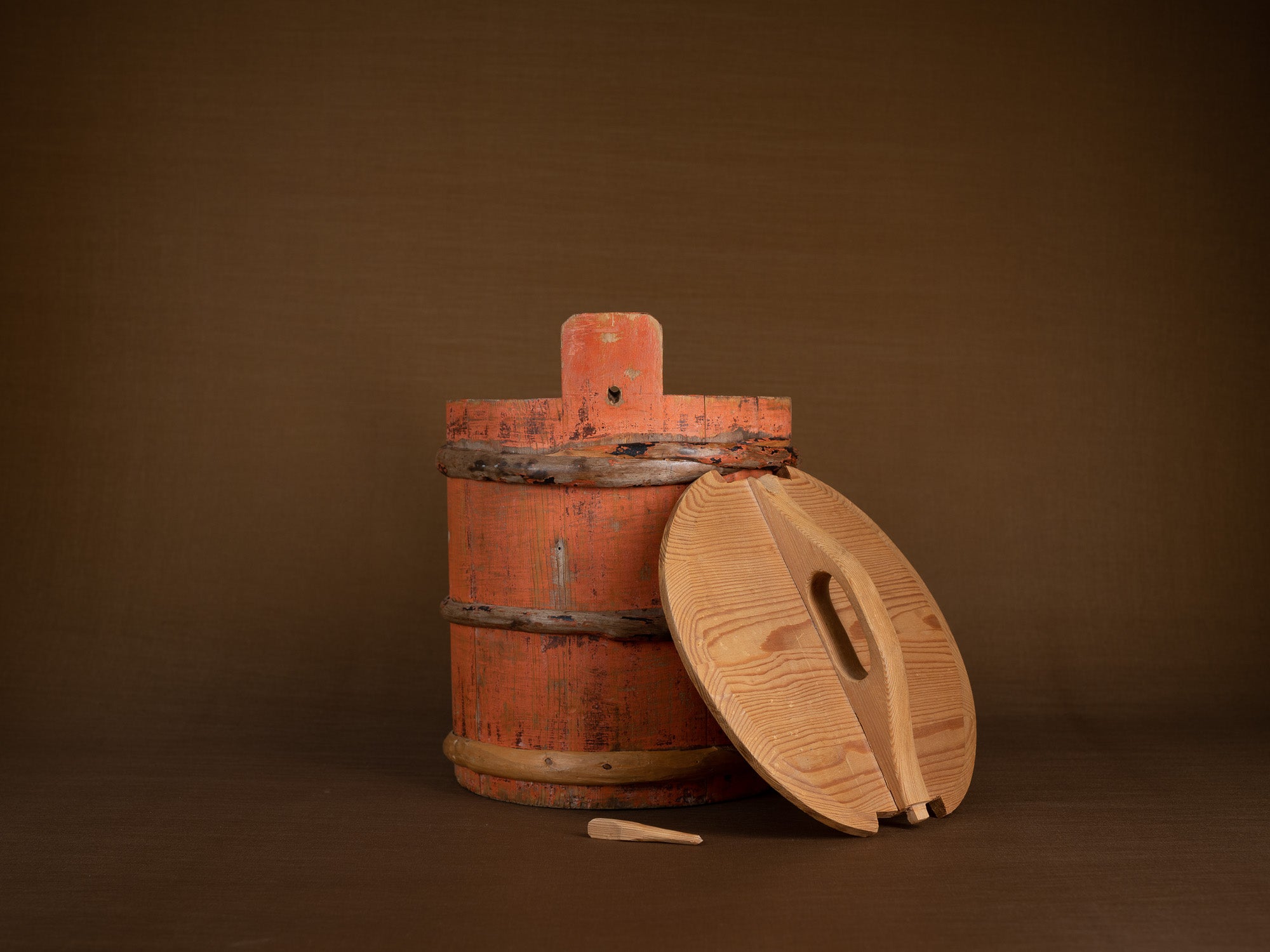 seau couvert du Jämtland, art paysan, Suède (fin du XIXe siècle)..Lidded bucket, peasant art, Sweden (late 19th century)