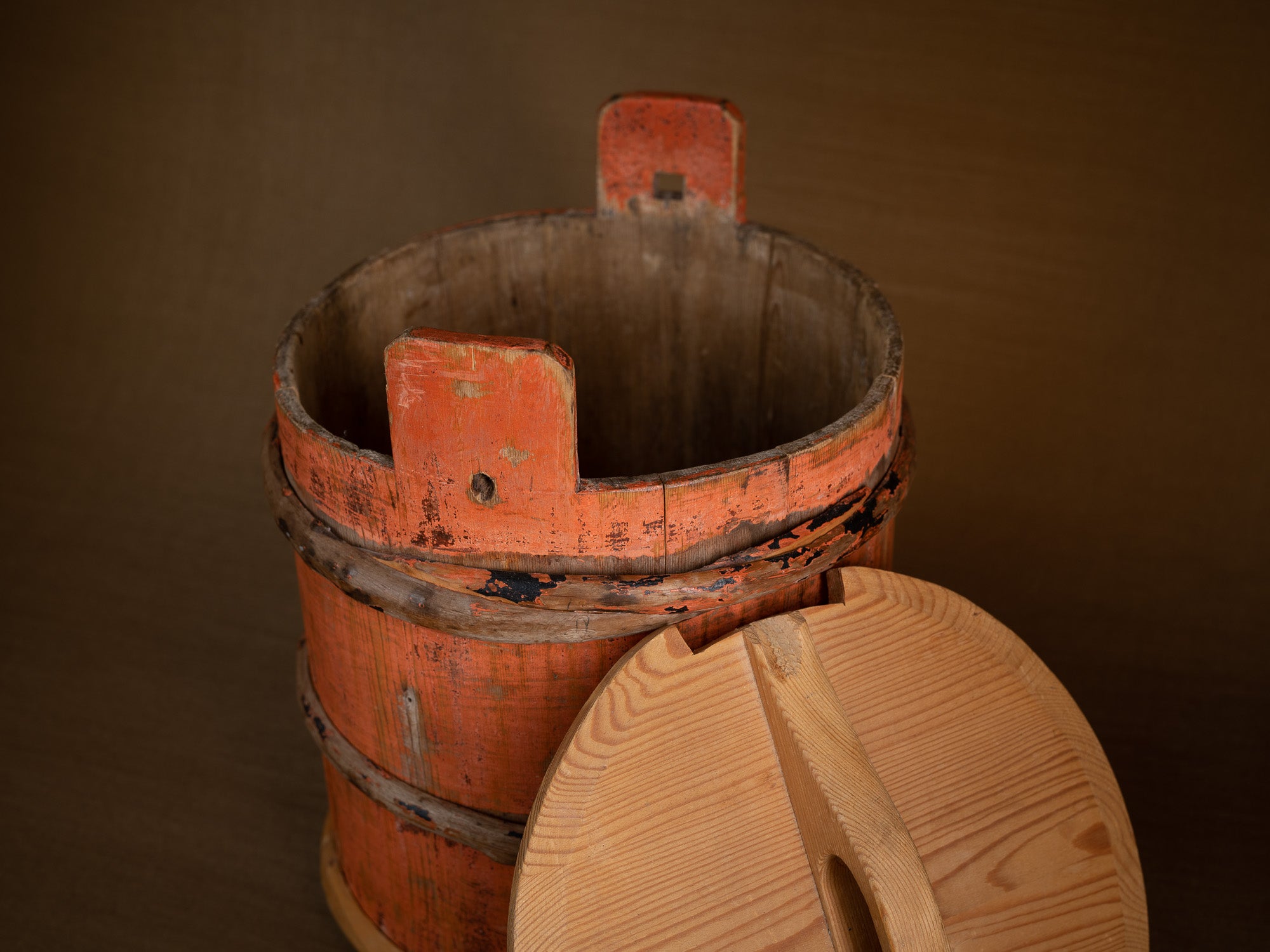seau couvert du Jämtland, art paysan, Suède (fin du XIXe siècle)..Lidded bucket, peasant art, Sweden (late 19th century)