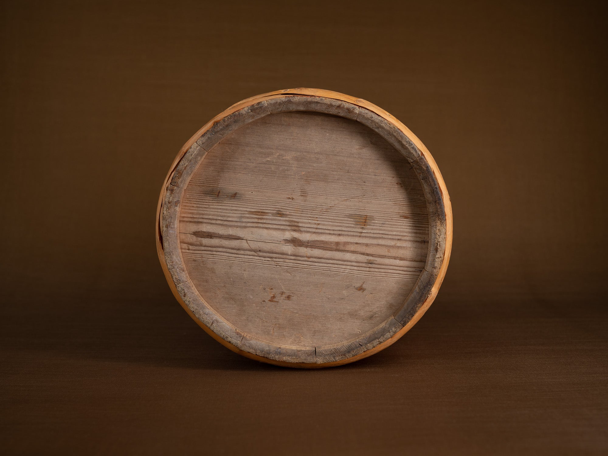 seau couvert du Jämtland, art paysan, Suède (fin du XIXe siècle)..Lidded bucket, peasant art, Sweden (late 19th century)