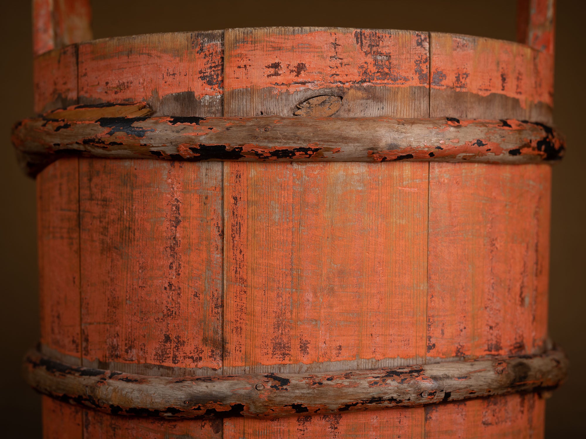seau couvert du Jämtland, art paysan, Suède (fin du XIXe siècle)..Lidded bucket, peasant art, Sweden (late 19th century)